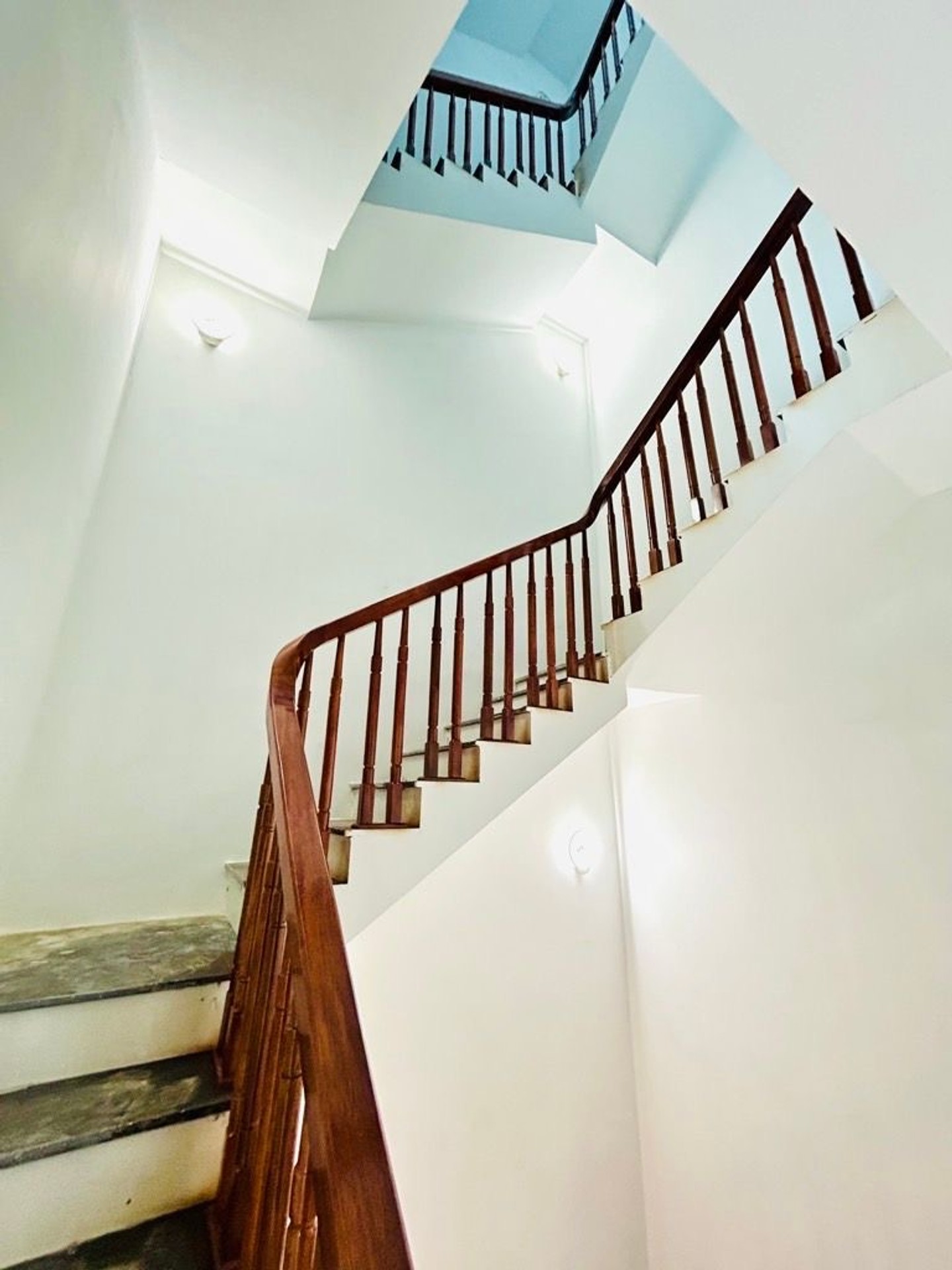 Bán nhà Đê Nguyễn Khoái - diện tích 44m2 5 tầng - Nhà mới kính koong, full nội thất - giá 6,45 tỷ