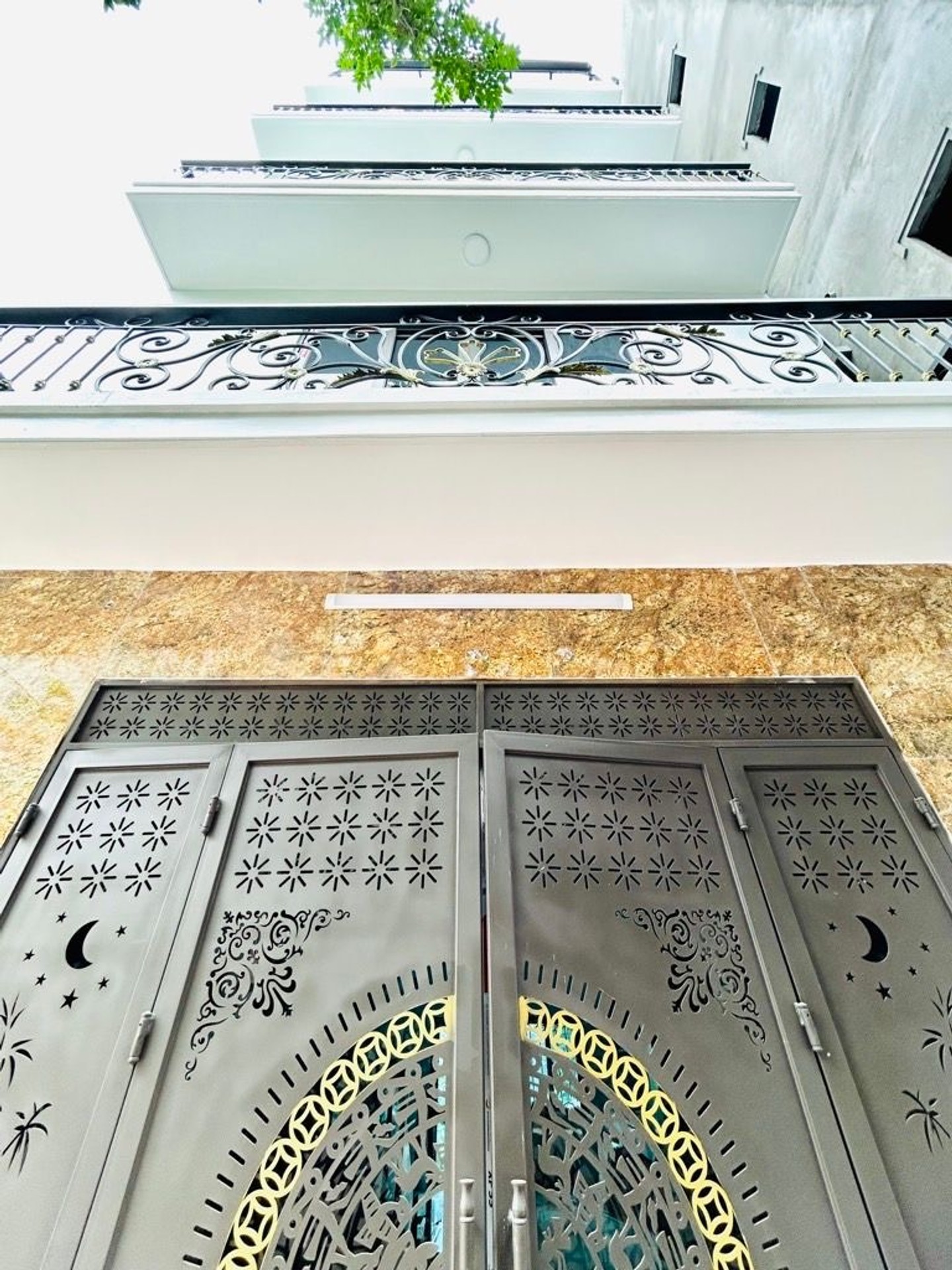 Bán nhà Đê Nguyễn Khoái - diện tích 44m2 5 tầng - Nhà mới kính koong, full nội thất - giá 6,45 tỷ
