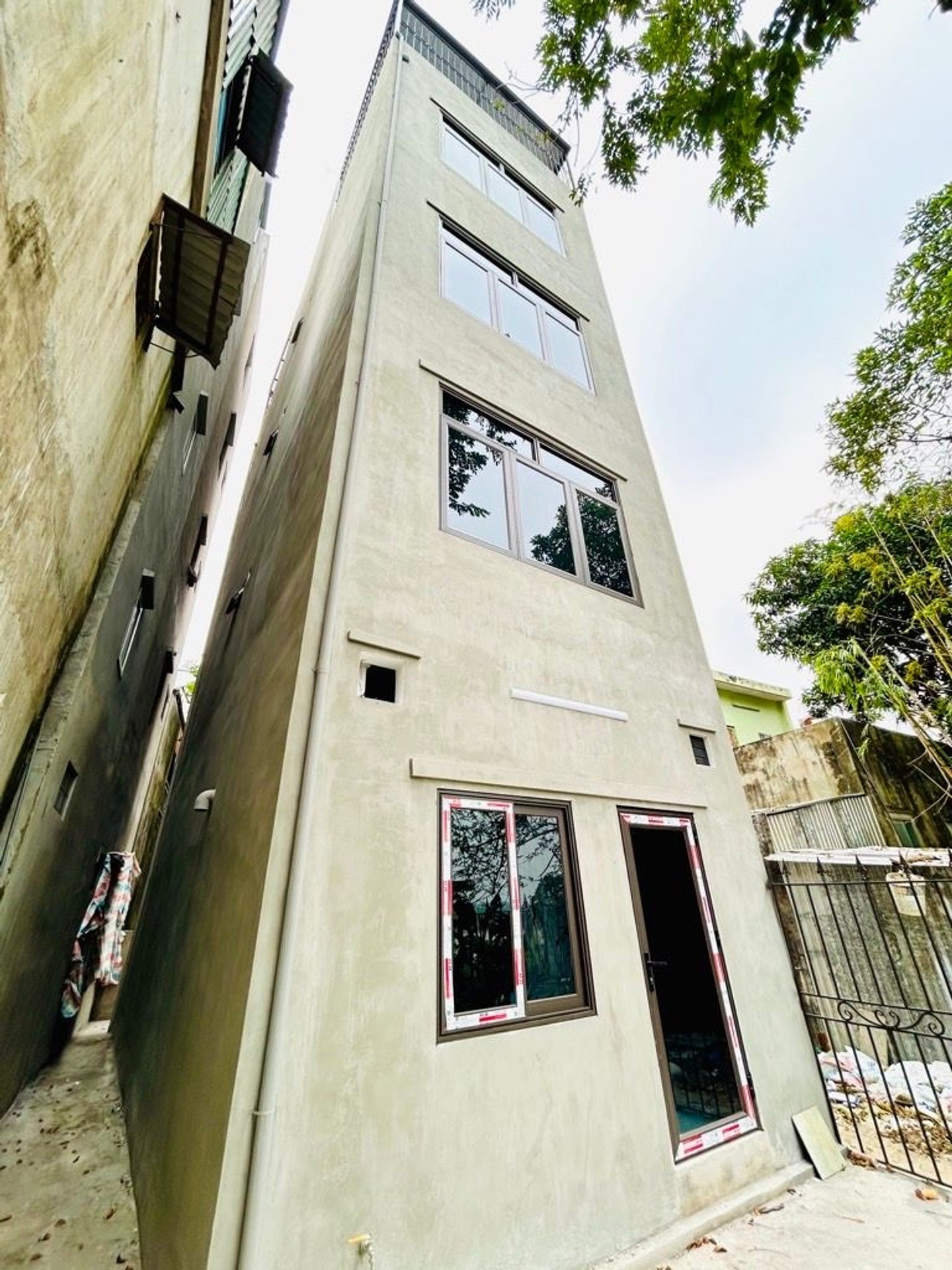 Bán nhà Đê Nguyễn Khoái - diện tích 44m2 5 tầng - Nhà mới kính koong, full nội thất - giá 6,45 tỷ