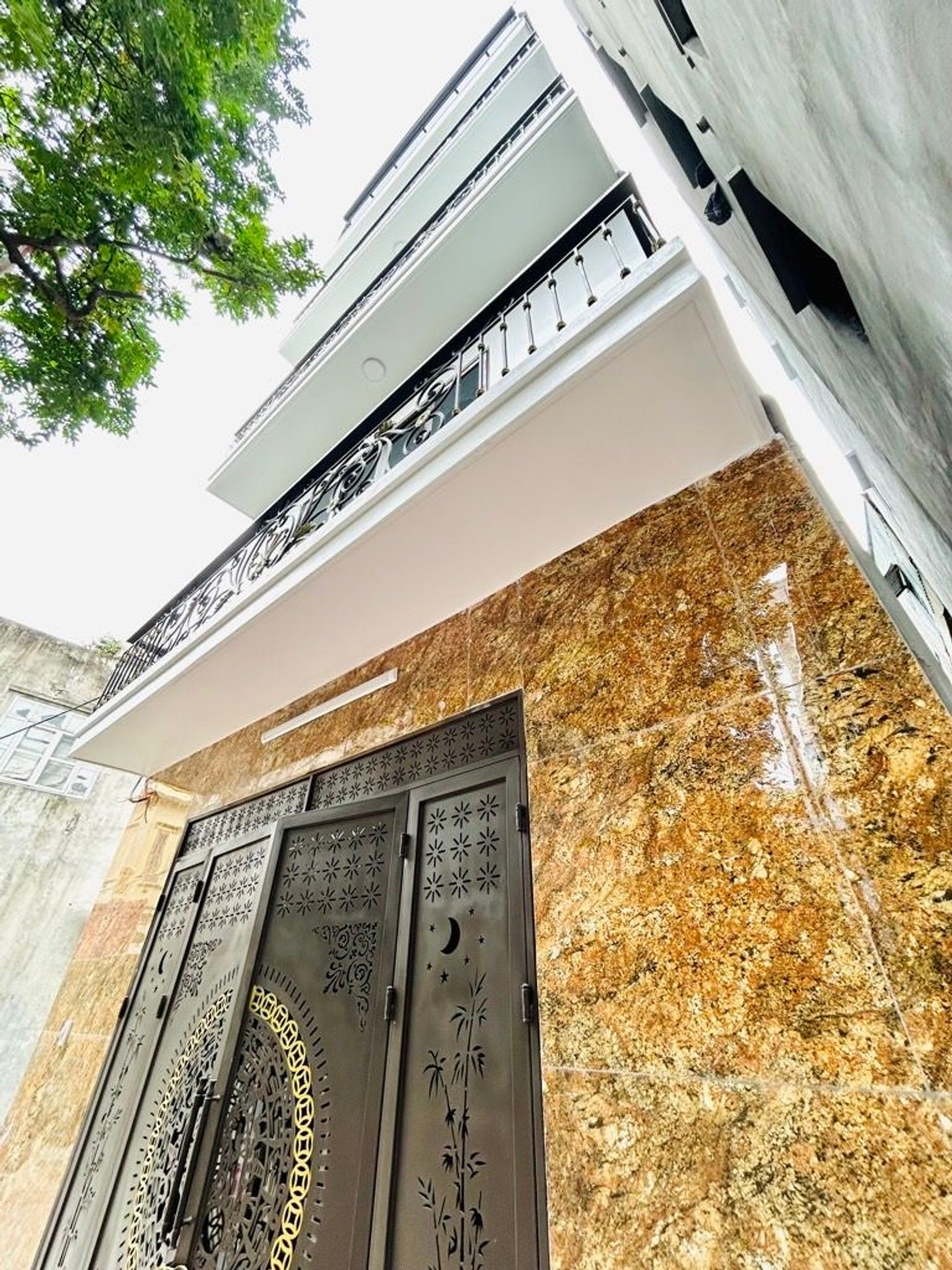 Bán nhà Đê Nguyễn Khoái - diện tích 44m2 5 tầng - Nhà mới kính koong, full nội thất - giá 6,45 tỷ