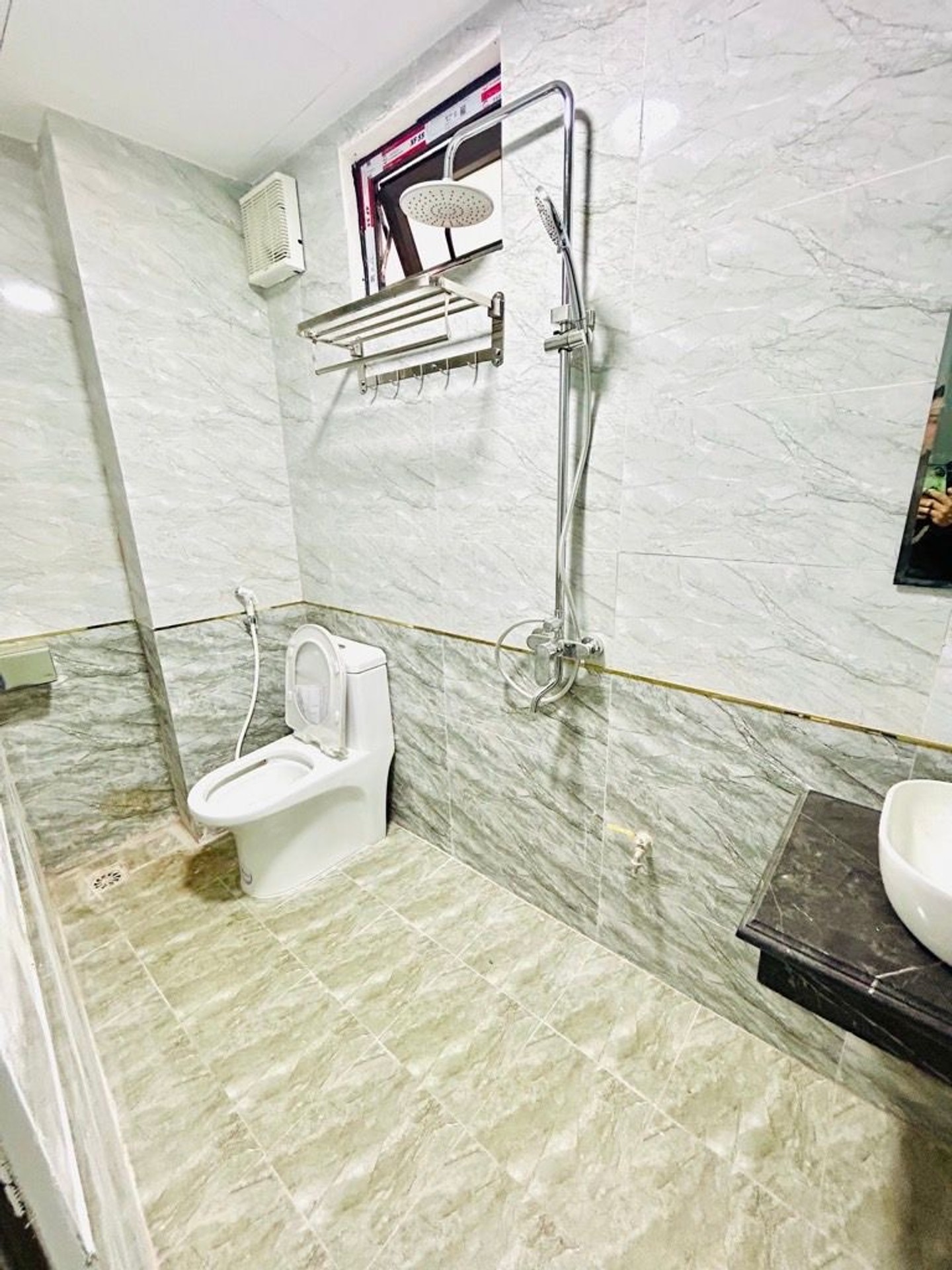 Bán nhà Đê Nguyễn Khoái - diện tích 44m2 5 tầng - Nhà mới kính koong, full nội thất - giá 6,45 tỷ