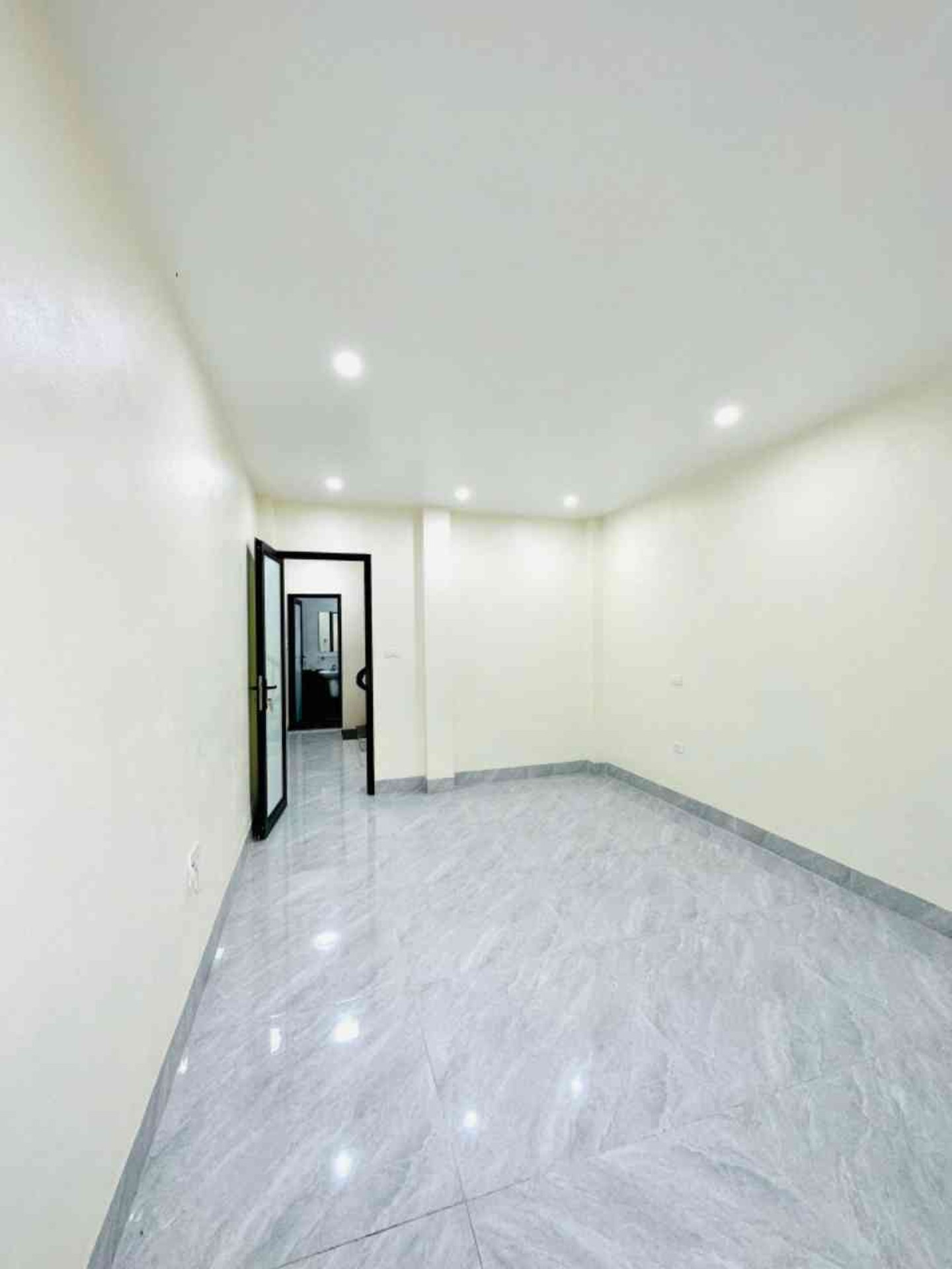 Bán nhà Hoàng Mai - diện tích 35m2 6 tầng - Thang máy - giá 8,4 tỷ