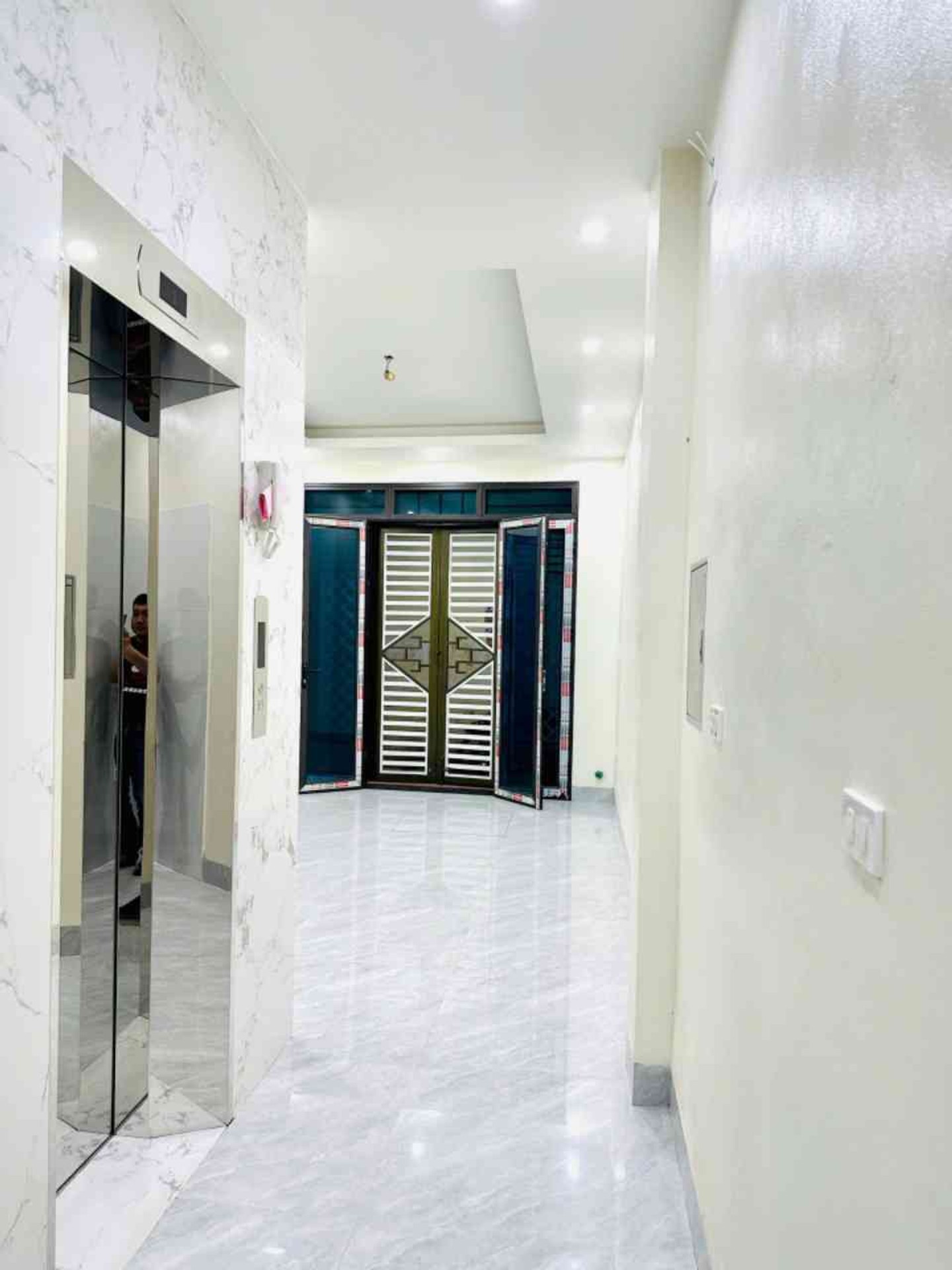 Bán nhà Hoàng Mai - diện tích 35m2 6 tầng - Thang máy - giá 8,4 tỷ