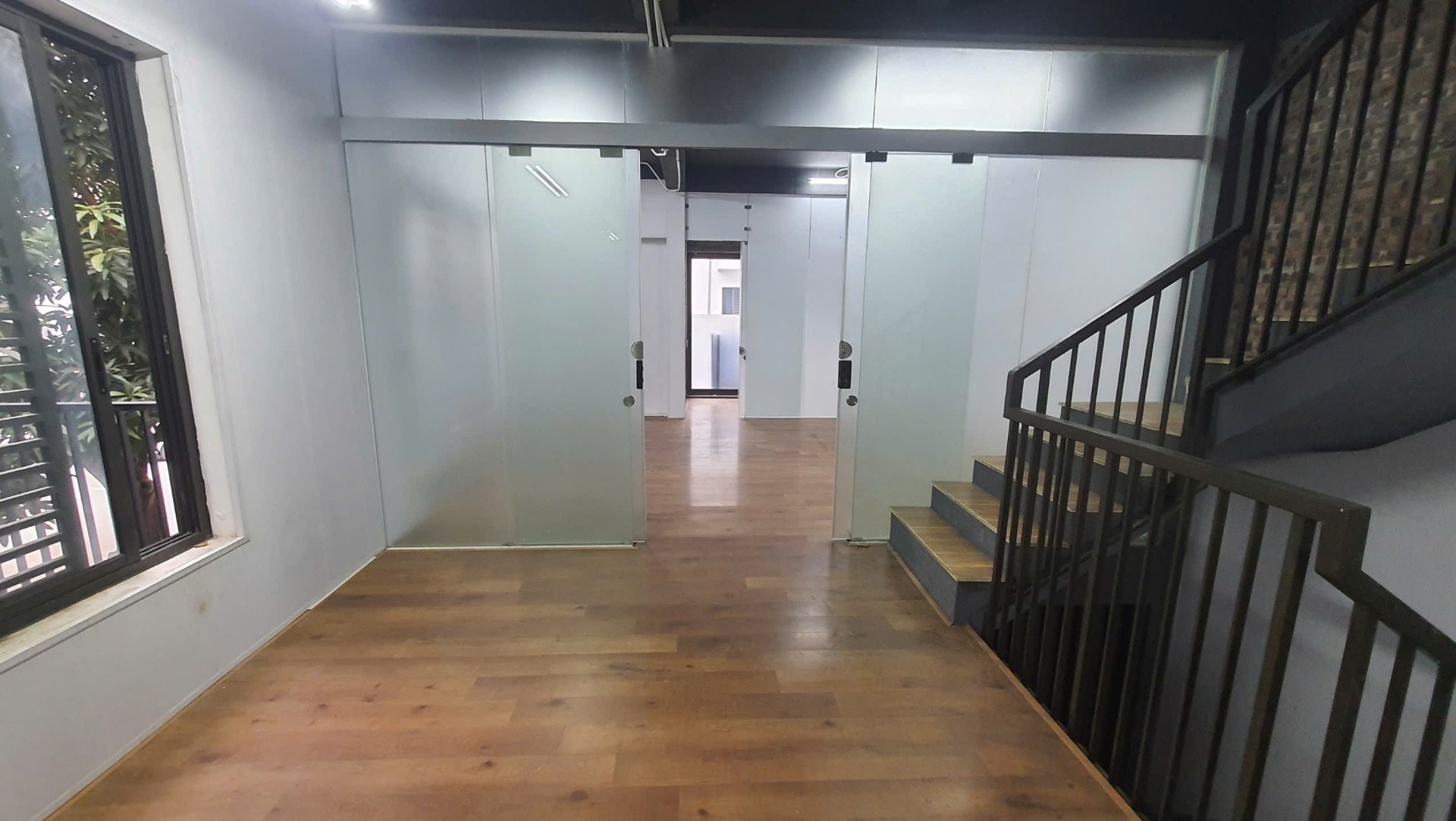 Bán nhà Ngõ 4 ô tô trở lên ( >11m) - diện tích 124m2 4 tầng - Lô góc 2 mặt thoáng - giá 39,8 tỷ