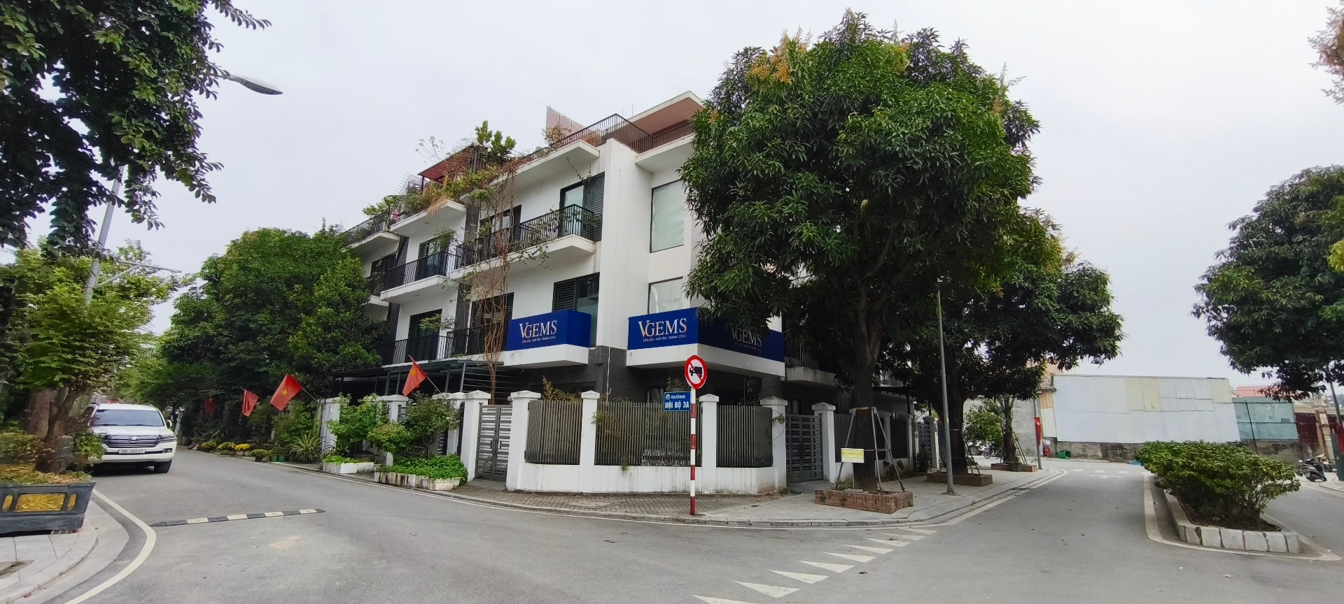 Bán nhà Ngõ 4 ô tô trở lên ( >11m) - diện tích 124m2 4 tầng - Lô góc 2 mặt thoáng - giá 39,8 tỷ