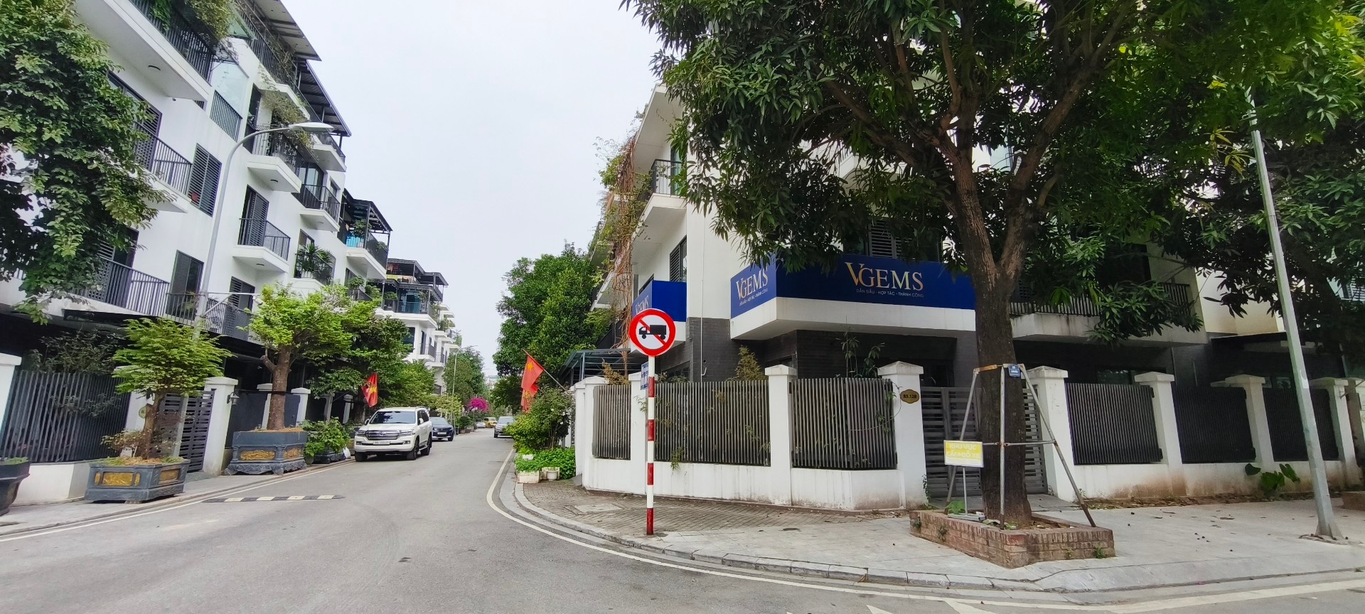 Bán nhà Ngõ 4 ô tô trở lên ( >11m) - diện tích 124m2 4 tầng - Lô góc 2 mặt thoáng - giá 39,8 tỷ