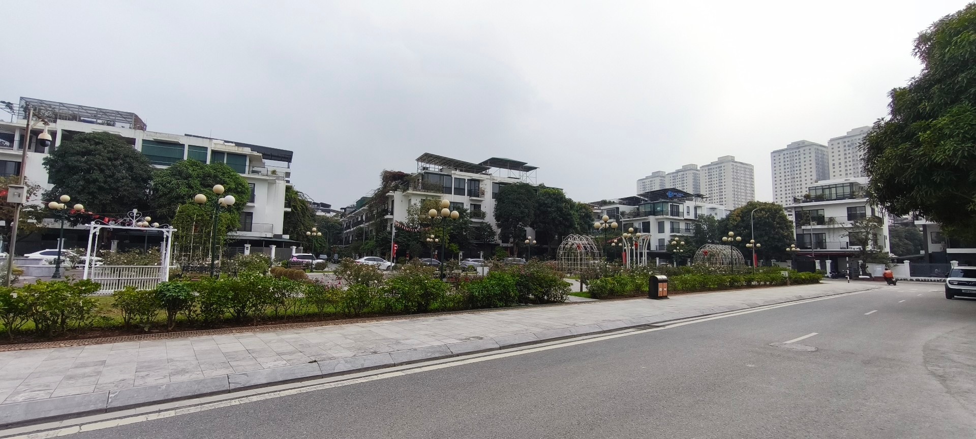 Bán nhà Ngõ 4 ô tô trở lên ( >11m) - diện tích 124m2 4 tầng - Lô góc 2 mặt thoáng - giá 39,8 tỷ