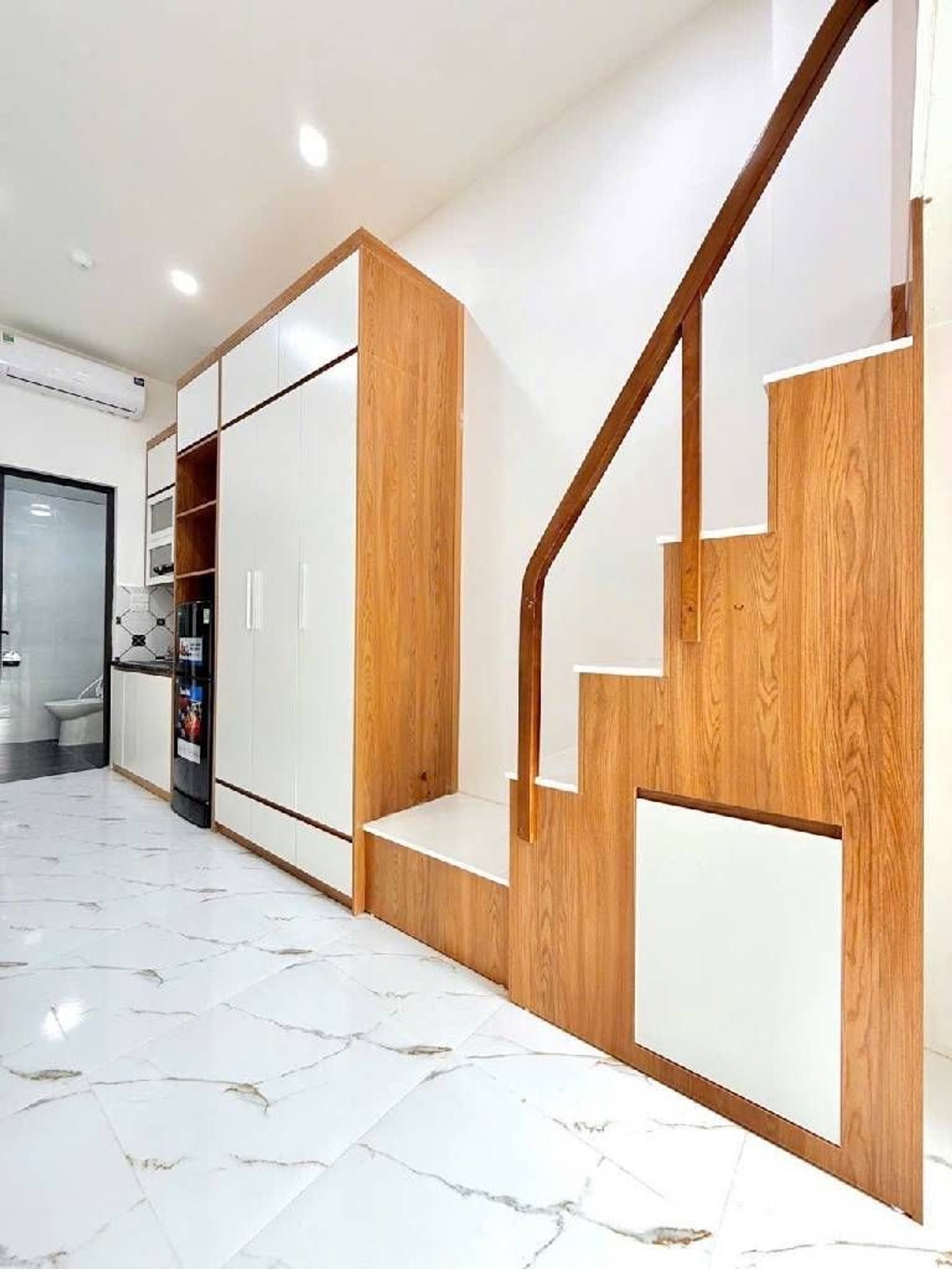 Bán nhà Giáp Bát - diện tích 60m2 6 tầng - 14 phòng khép kín - giá 17,6 tỷ