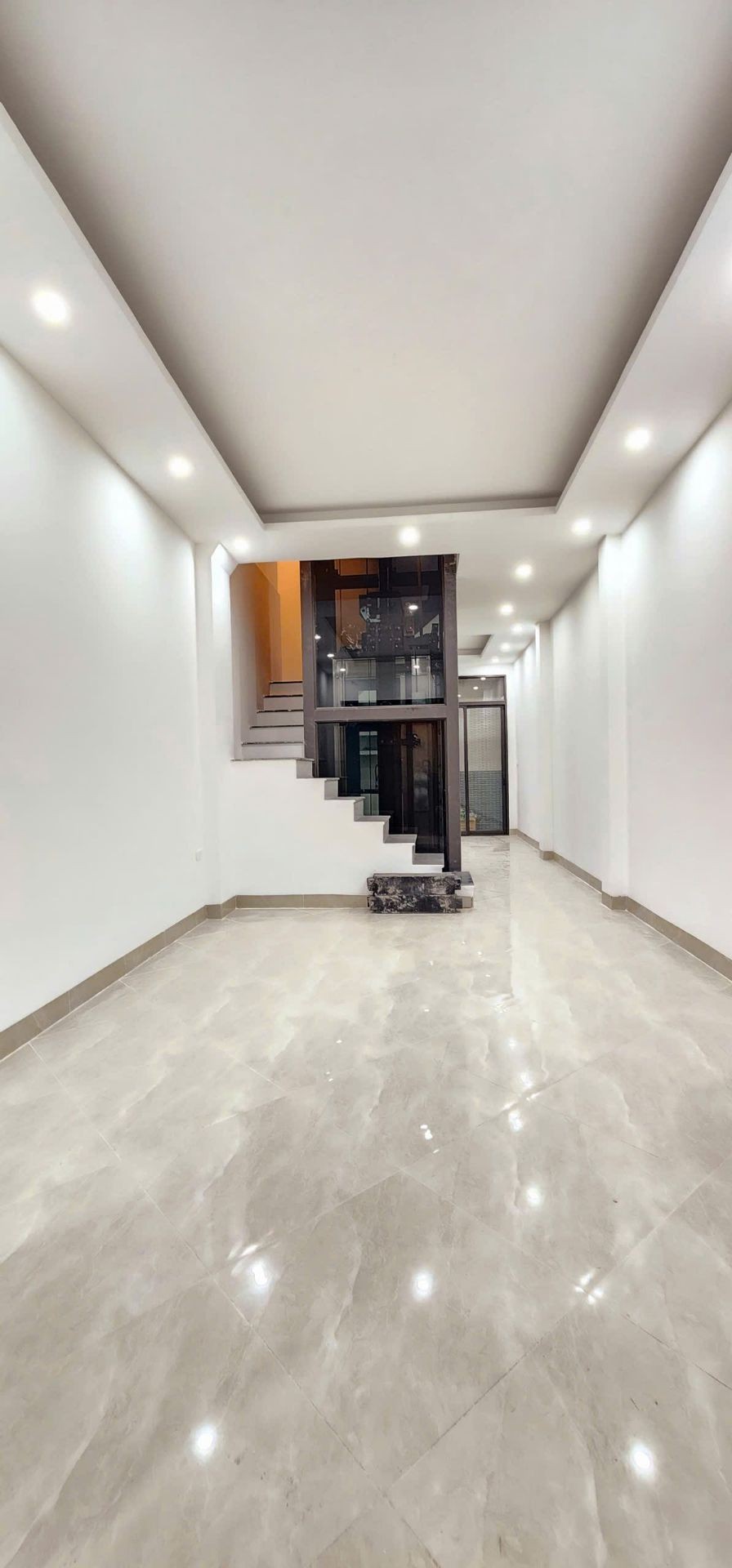 Bán nhà Hai Bà Trưng - diện tích 42m2 5 tầng - thang máy, gần ô tô - giá 11,95 tỷ
