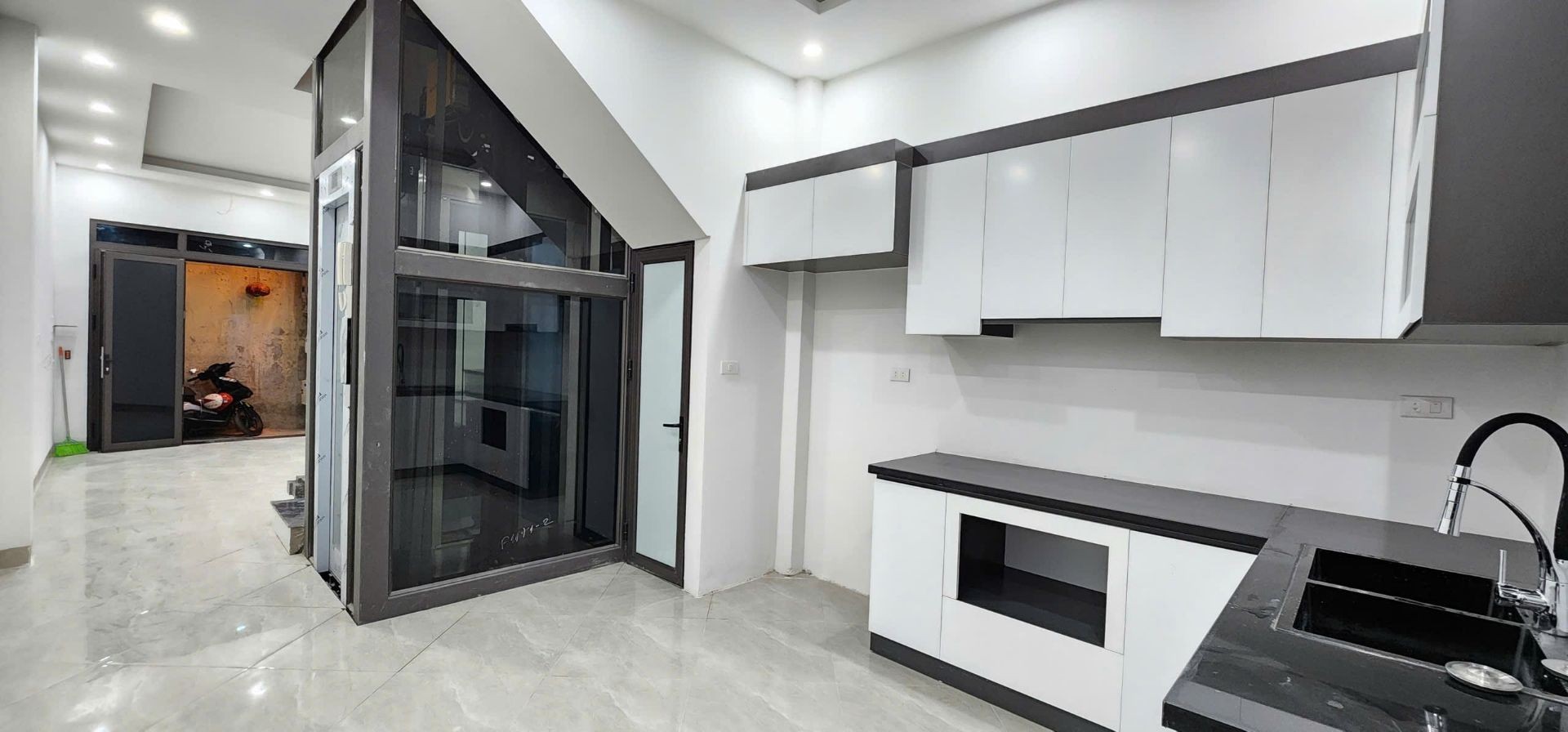 Bán nhà Hai Bà Trưng - diện tích 42m2 5 tầng - thang máy, gần ô tô - giá 11,95 tỷ