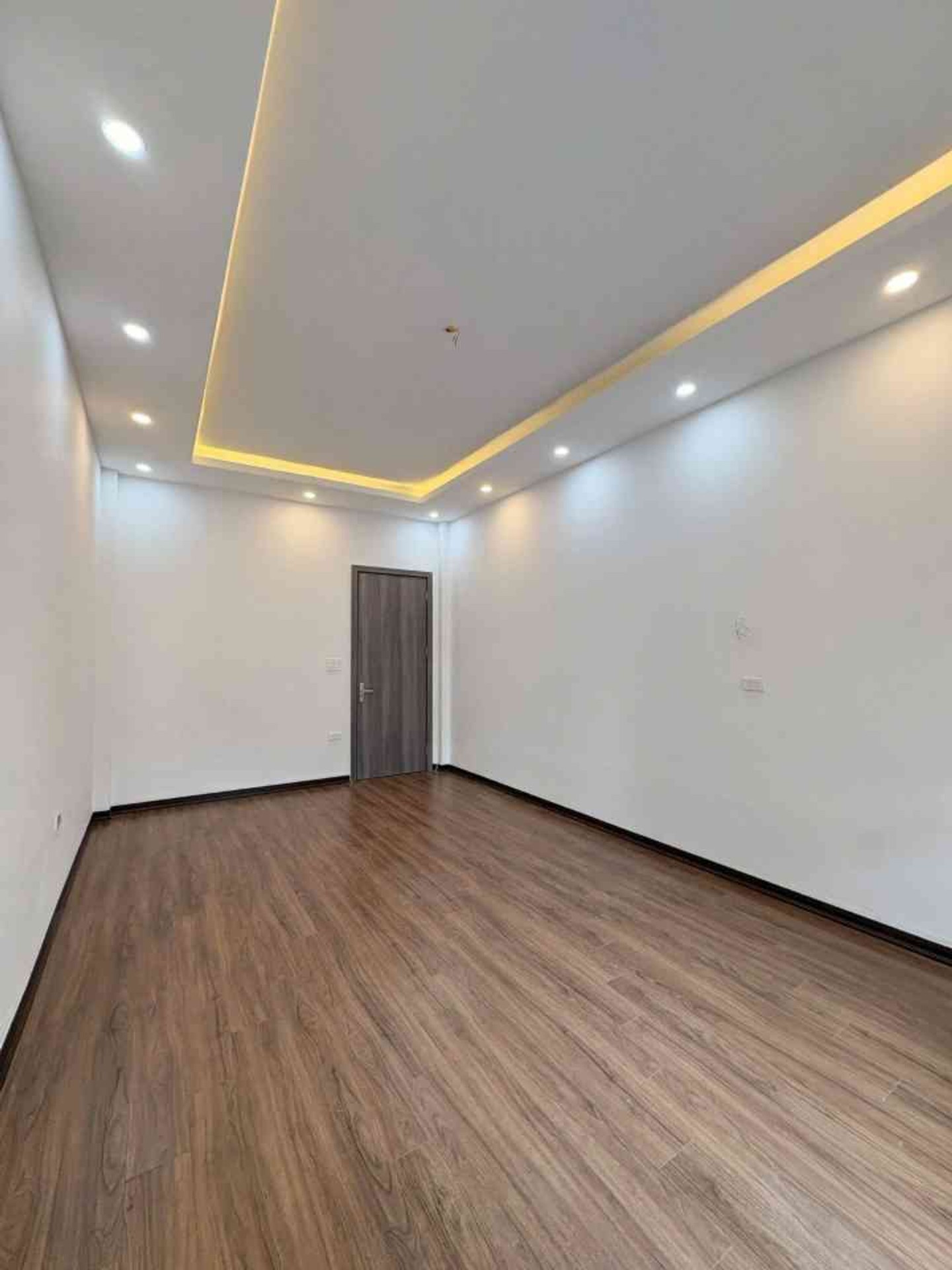 Bán nhà Lĩnh Nam - diện tích 40m2 5 tầng - ô tô ngay nhà - giá 7,98 tỷ