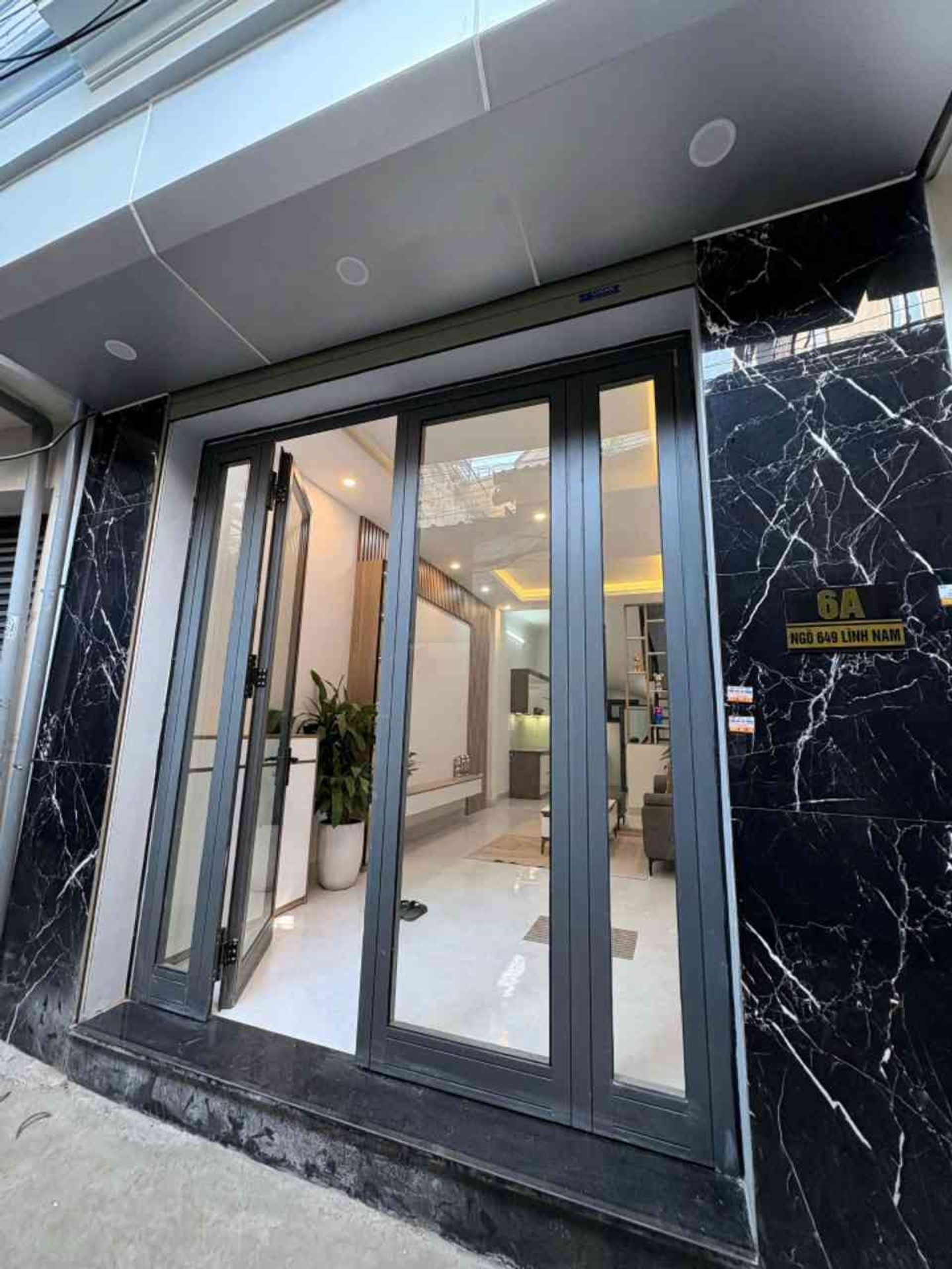Bán nhà Lĩnh Nam - diện tích 40m2 5 tầng - ô tô ngay nhà - giá 7,98 tỷ