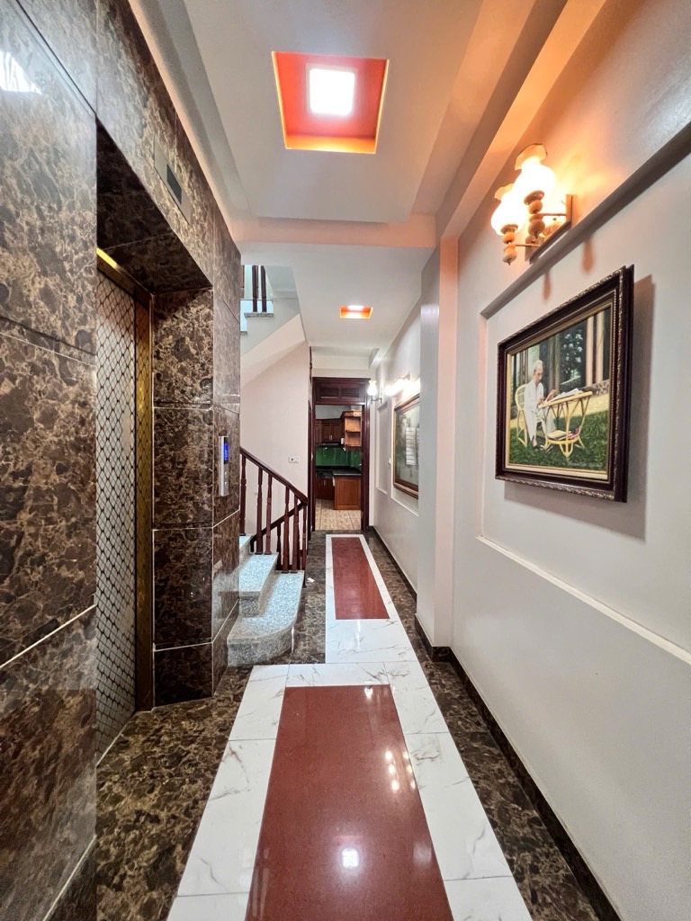 Bán nhà Hoàng Văn Thái - diện tích 70m2 5 tầng - Mặt phố, vỉa hè rộng - giá 38,5 tỷ