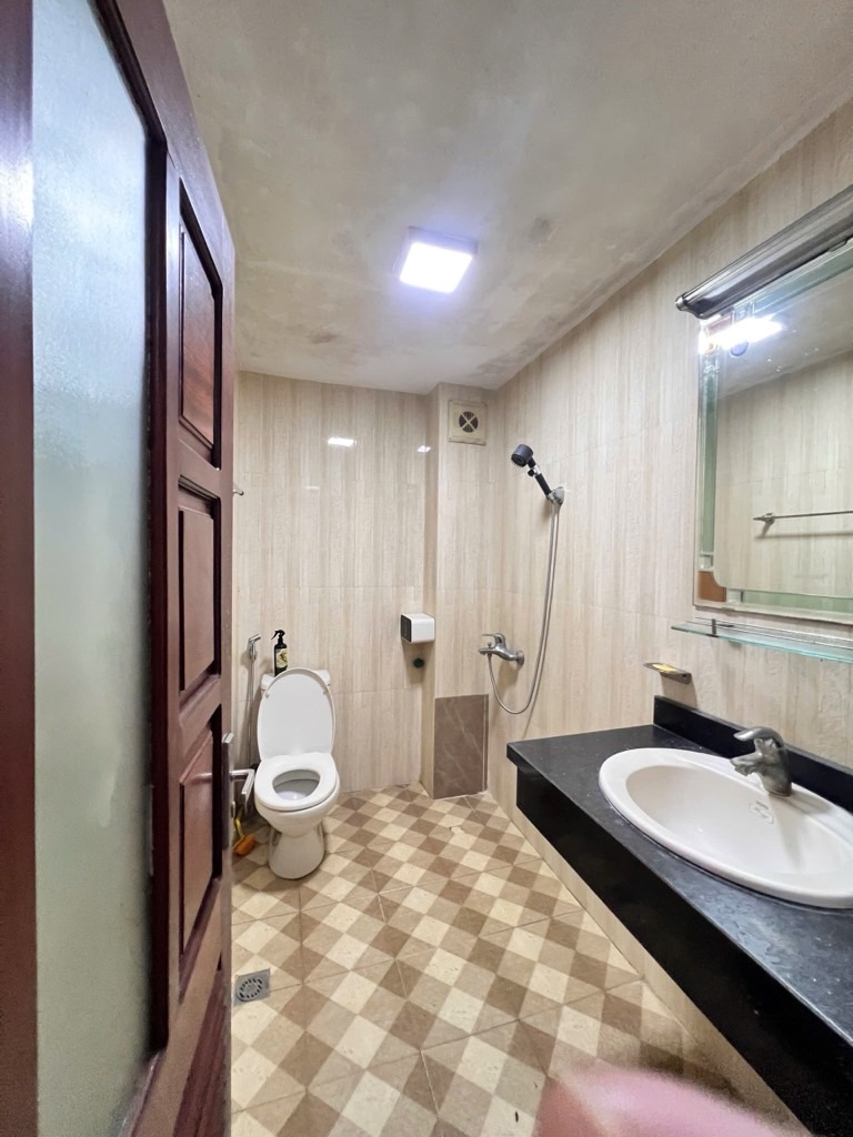 Bán nhà Hoàng Văn Thái - diện tích 70m2 5 tầng - Mặt phố, vỉa hè rộng - giá 38,5 tỷ