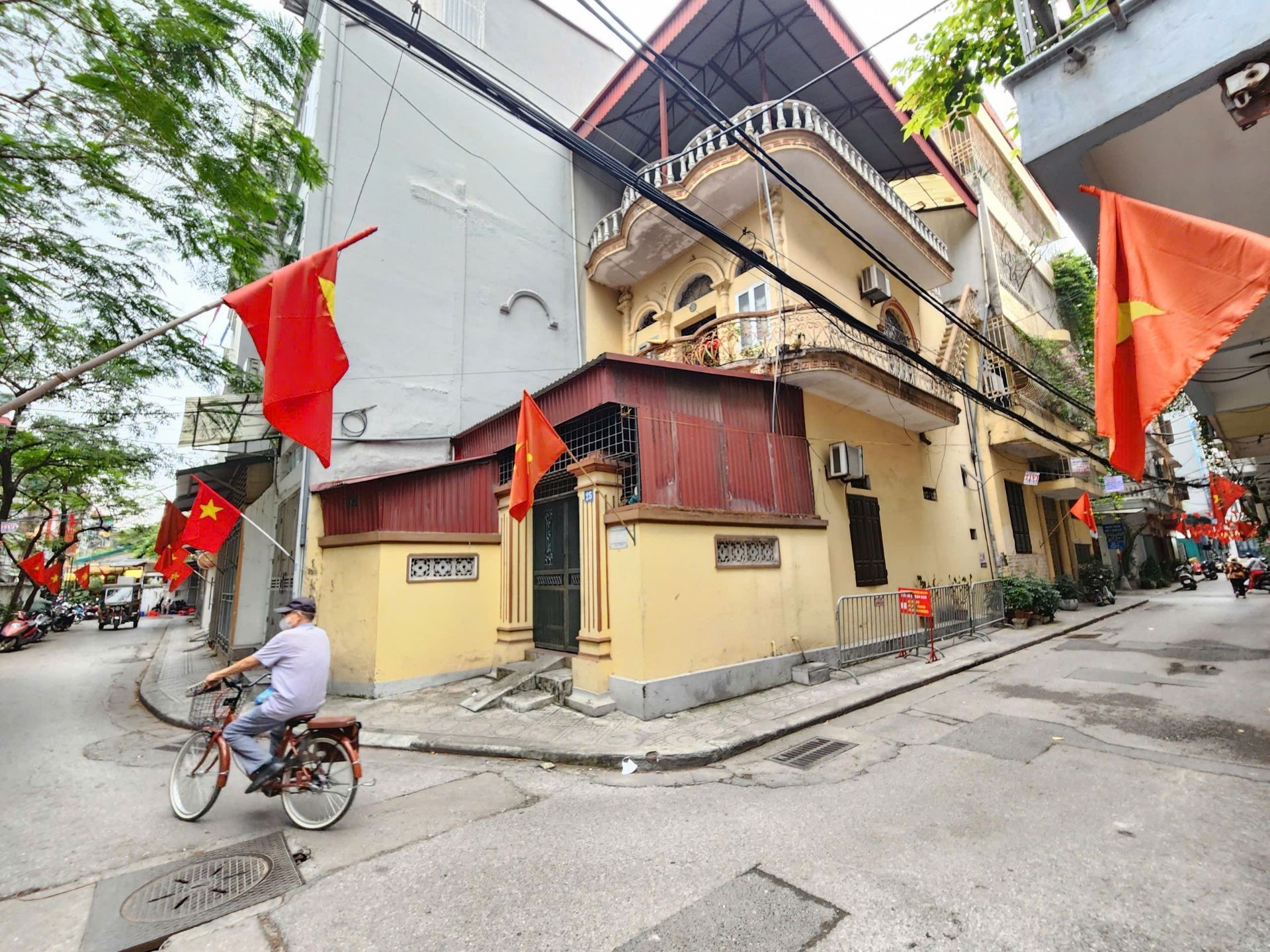 Bán nhà Phố 8/3 - diện tích 60m2 3 tầng - SIÊU PHẨM LÔ GÓC SIÊU THOÁNG - giá 21,1 tỷ
