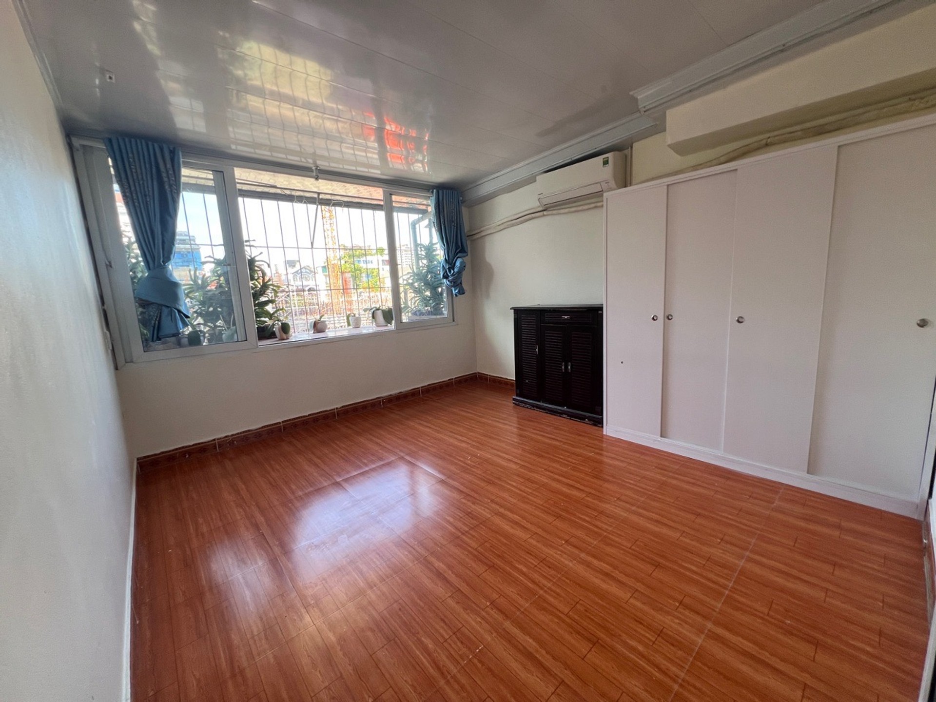 Bán nhà Nguyễn Chí Thanh - diện tích 65m2 1 tầng - Ô tô đỗ chân cầu thang - giá 5,2 tỷ