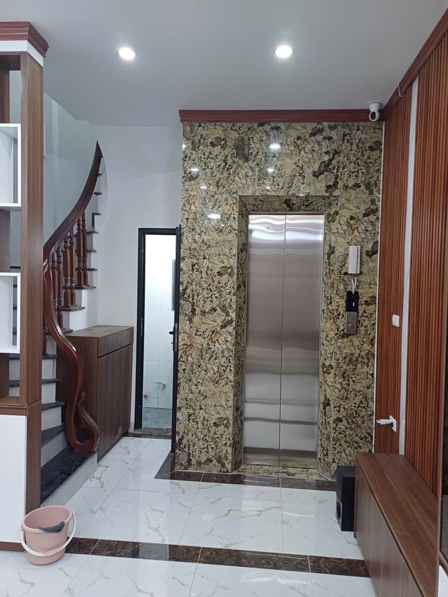 Bán nhà Kim Ngưu - diện tích 30m2 5 tầng - thang máy - giá 9,6 tỷ