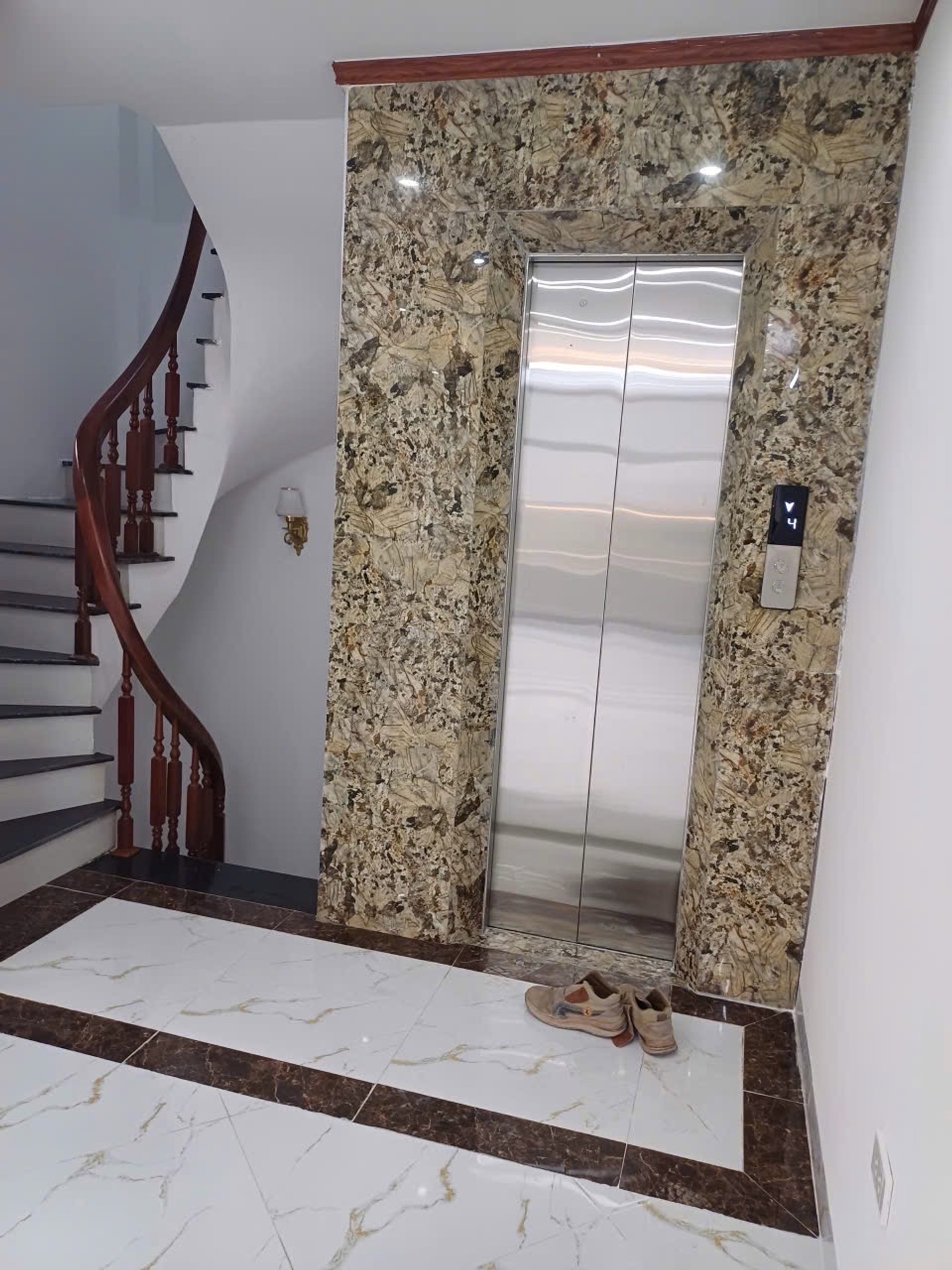 Bán nhà Kim Ngưu - diện tích 30m2 5 tầng - thang máy - giá 9,6 tỷ