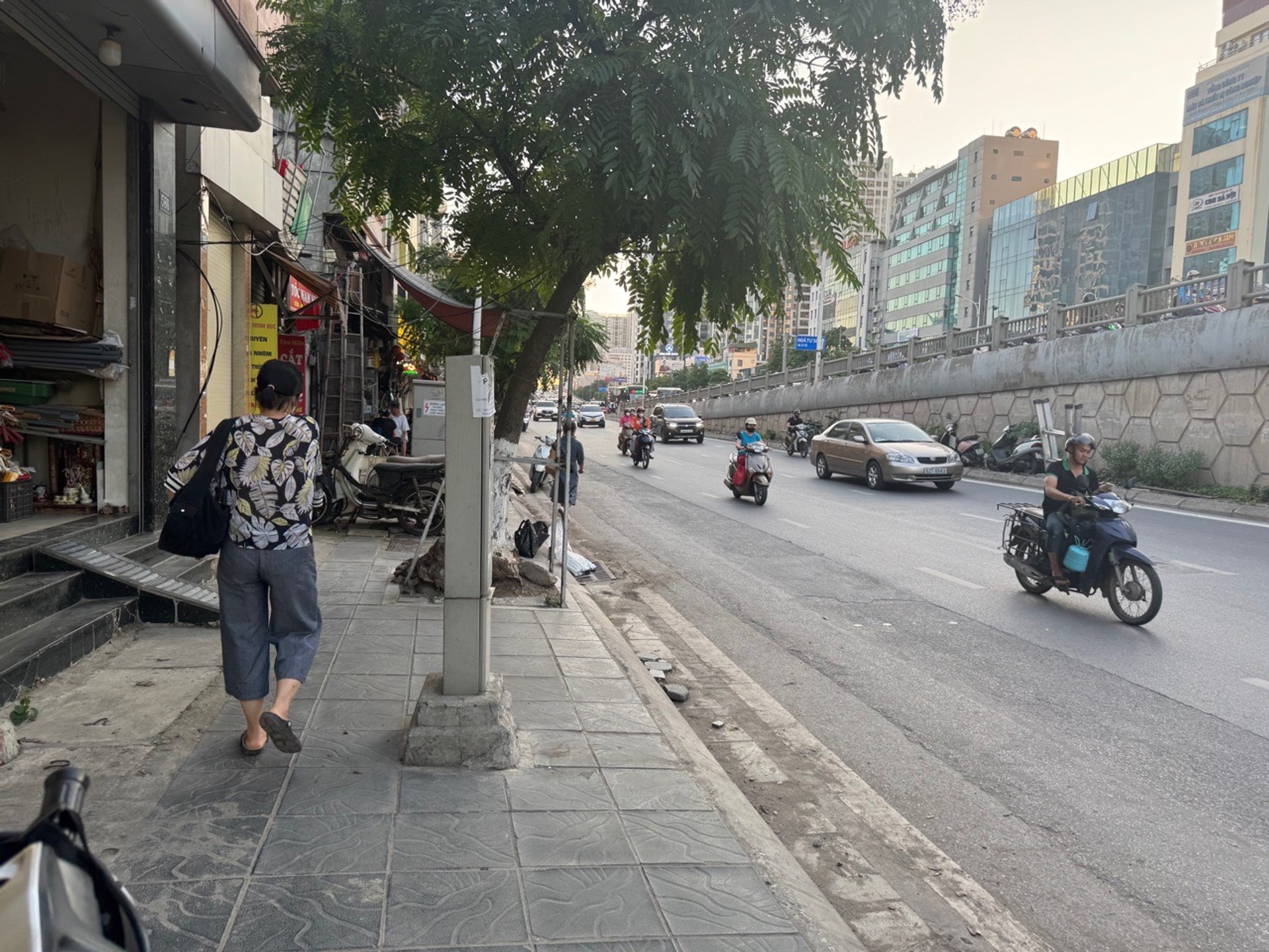 Bán nhà Minh Khai - diện tích 18m2 4 tầng - Ô tô tránh - giá 12 tỷ