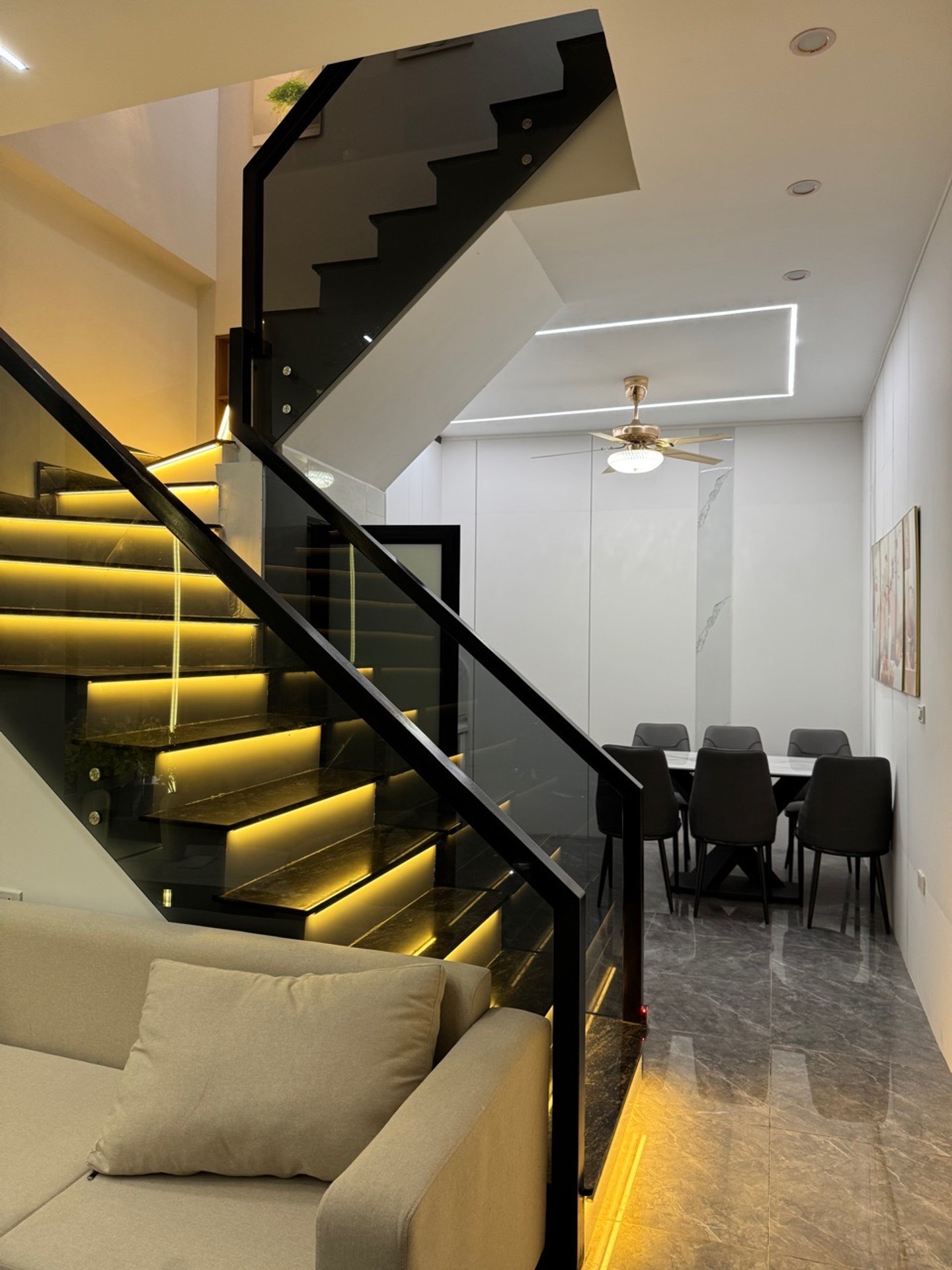 Bán nhà Hoàng Văn Thái - diện tích 42m2 5 tầng - Ô tô đỗ cửa - giá 14,5 tỷ