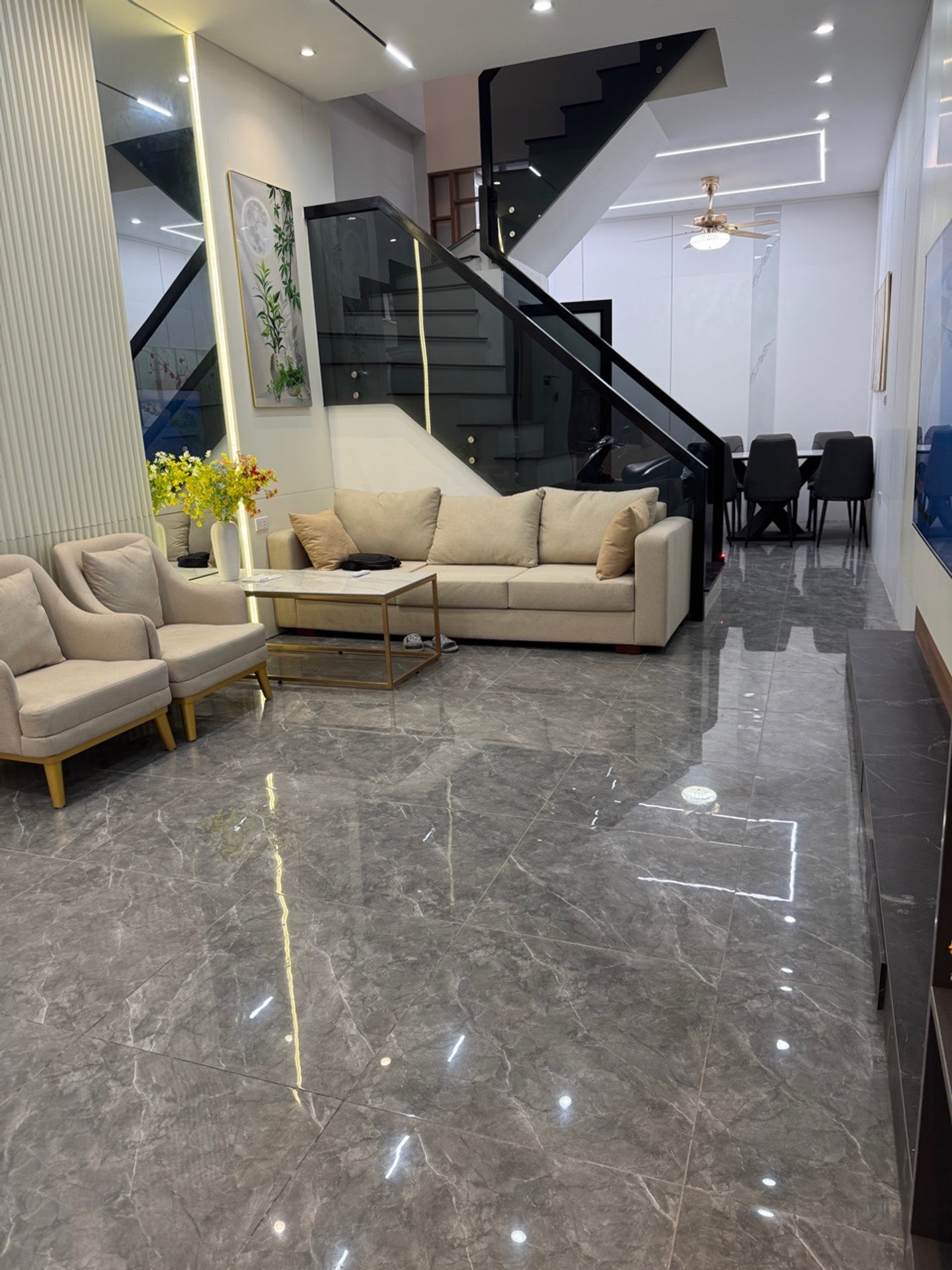Bán nhà Hoàng Văn Thái - diện tích 42m2 5 tầng - Ô tô đỗ cửa - giá 14,5 tỷ