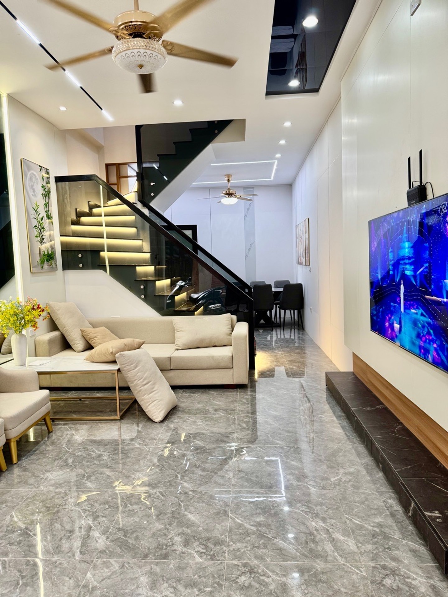 Bán nhà Hoàng Văn Thái - diện tích 42m2 5 tầng - Ô tô đỗ cửa - giá 14,5 tỷ