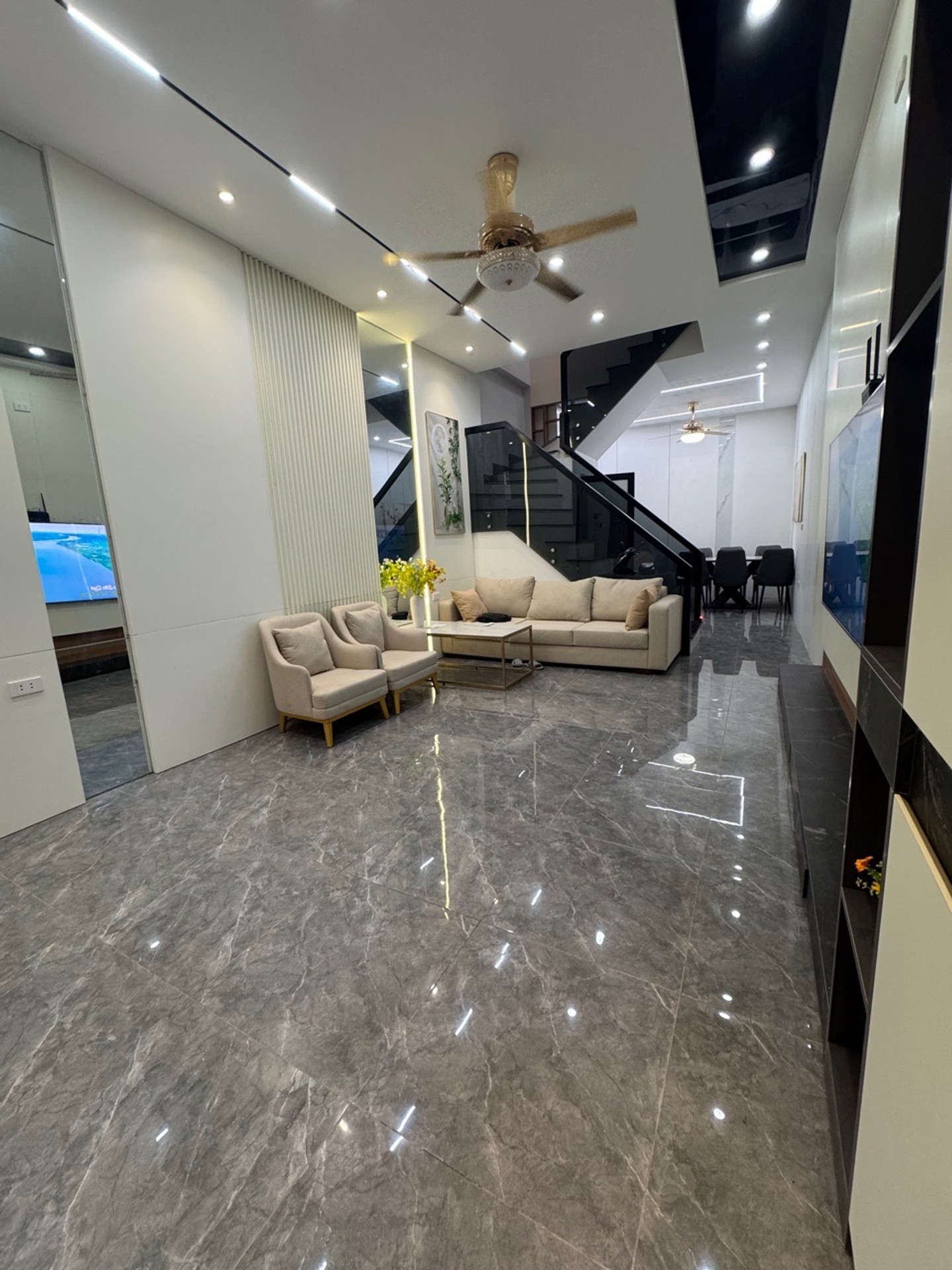 Bán nhà Hoàng Văn Thái - diện tích 42m2 5 tầng - Ô tô đỗ cửa - giá 14,5 tỷ
