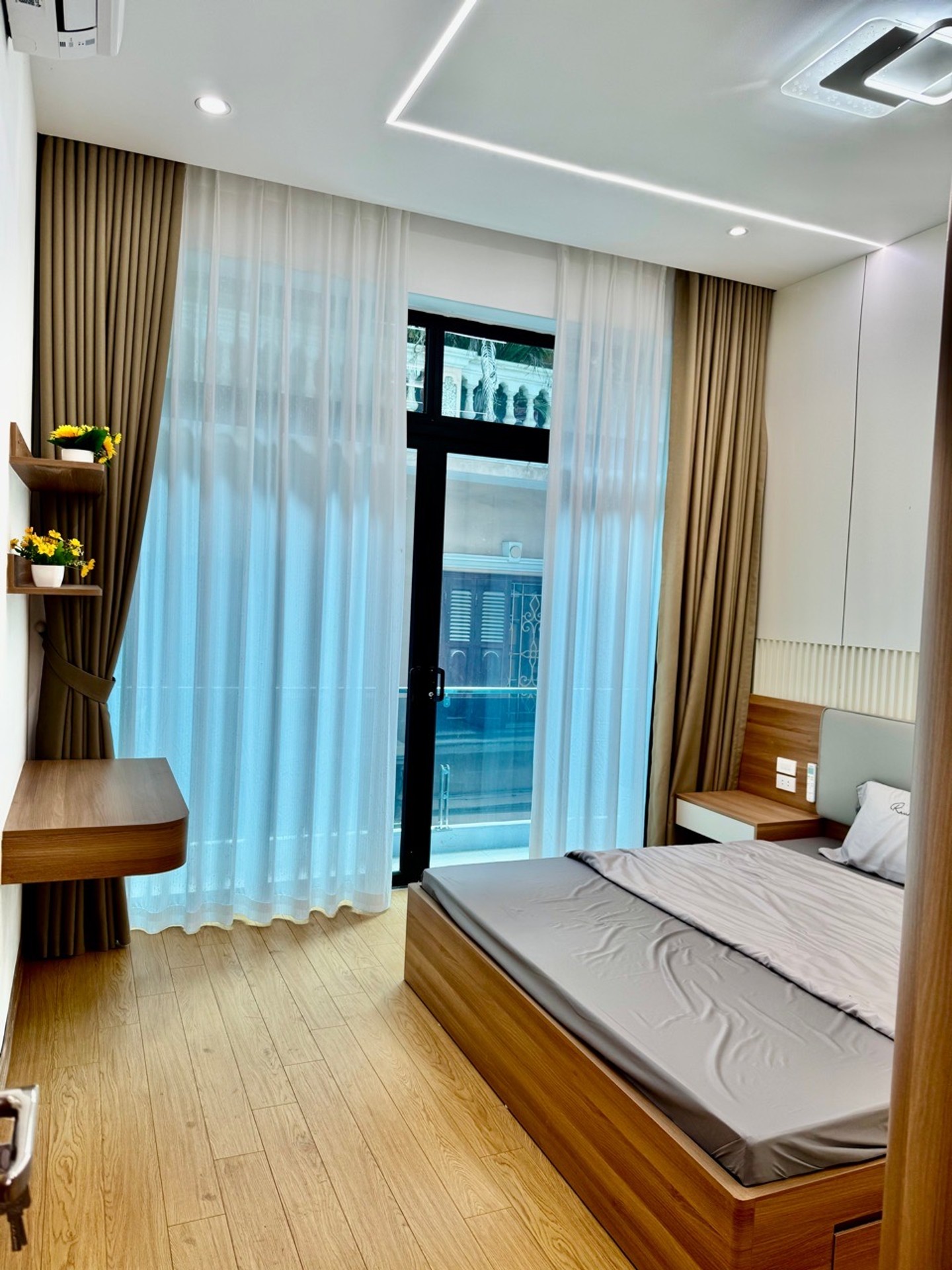 Bán nhà Hoàng Văn Thái - diện tích 42m2 5 tầng - Ô tô đỗ cửa - giá 14,5 tỷ