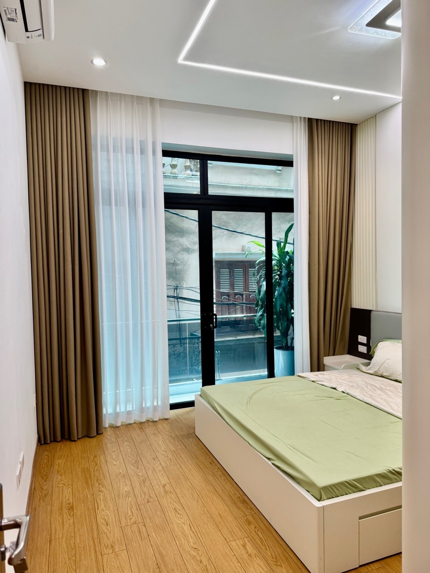 Bán nhà Hoàng Văn Thái - diện tích 42m2 5 tầng - Ô tô đỗ cửa - giá 14,5 tỷ