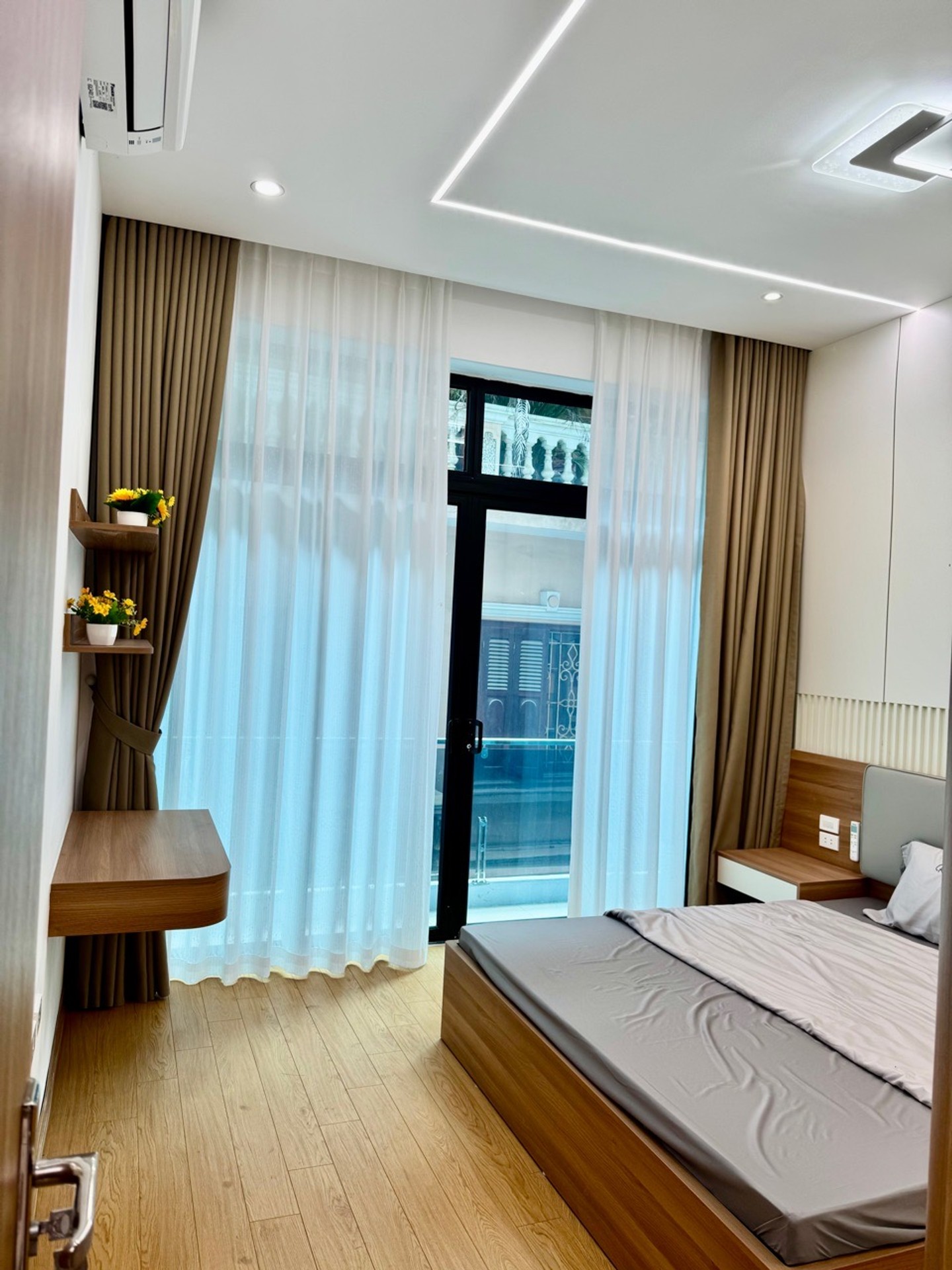 Bán nhà Hoàng Văn Thái - diện tích 42m2 5 tầng - Ô tô đỗ cửa - giá 14,5 tỷ