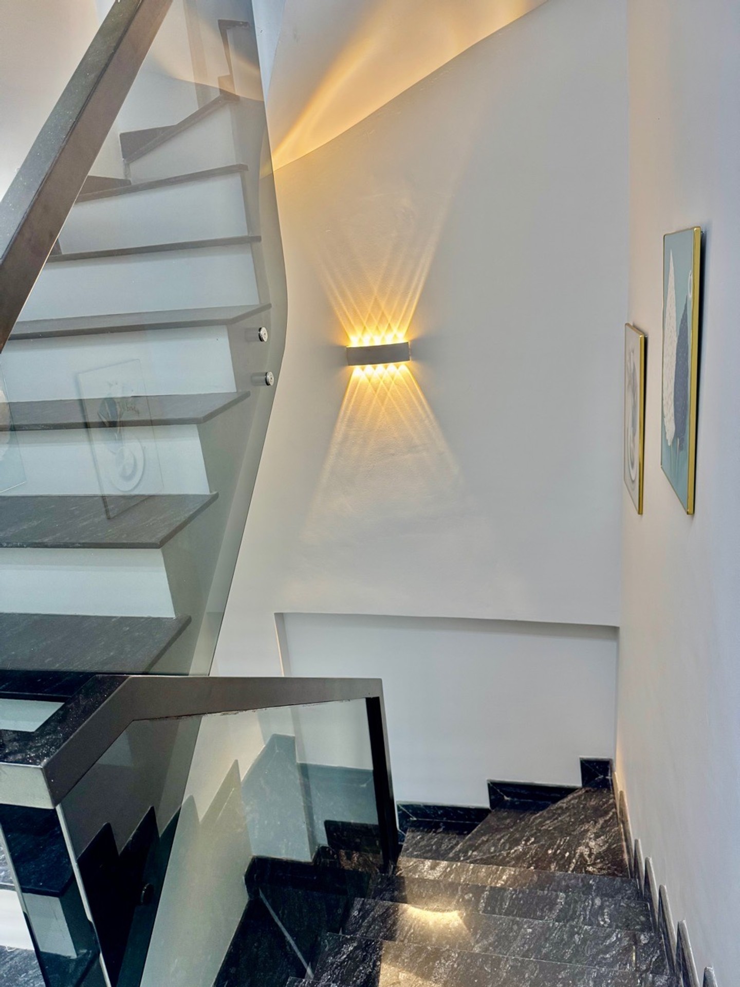 Bán nhà Hoàng Văn Thái - diện tích 42m2 5 tầng - Ô tô đỗ cửa - giá 14,5 tỷ