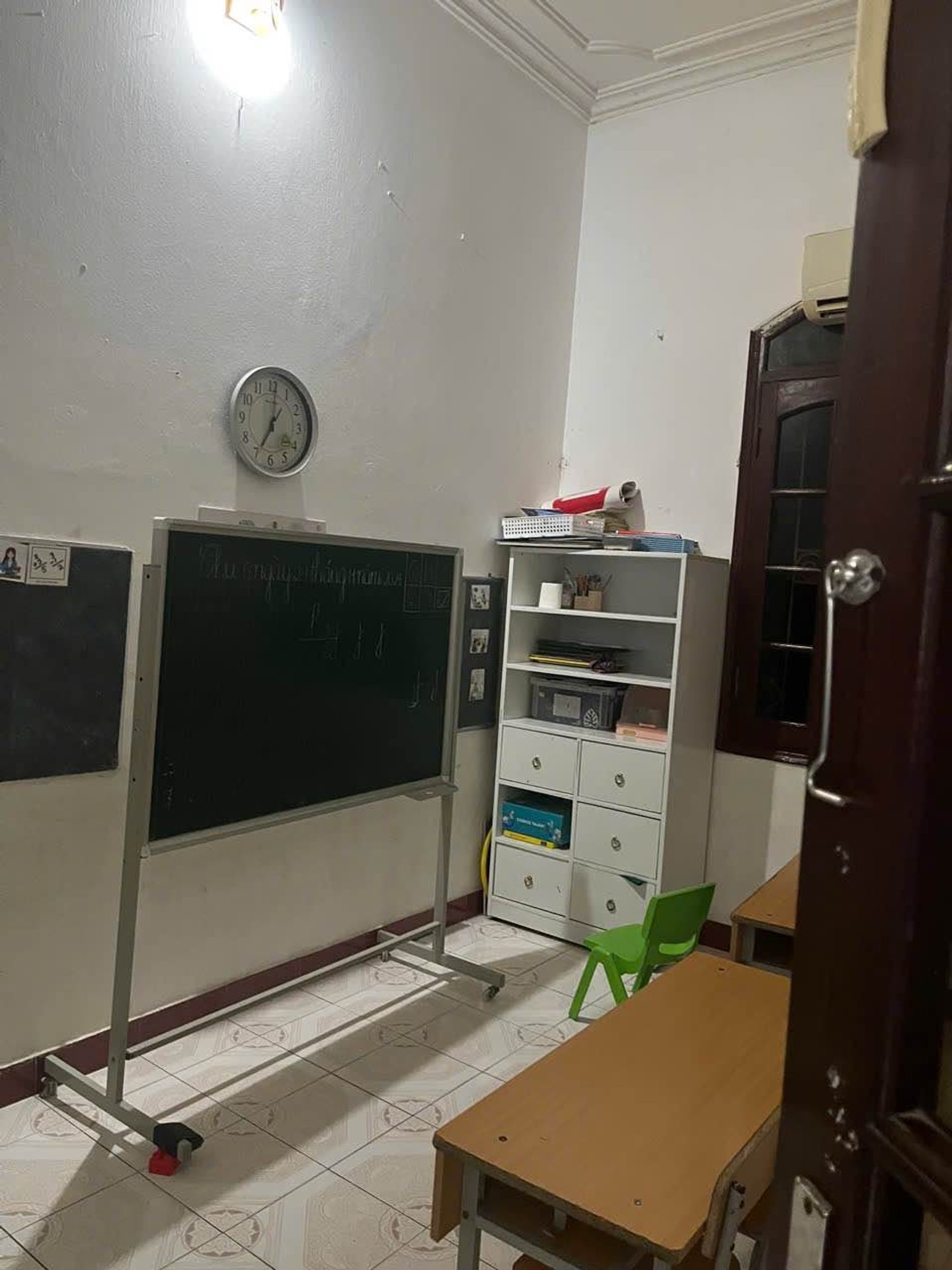 Bán nhà Vũ Tông Phan - diện tích 105m2 4 tầng - ô tô đỗ cửa - giá 35 tỷ