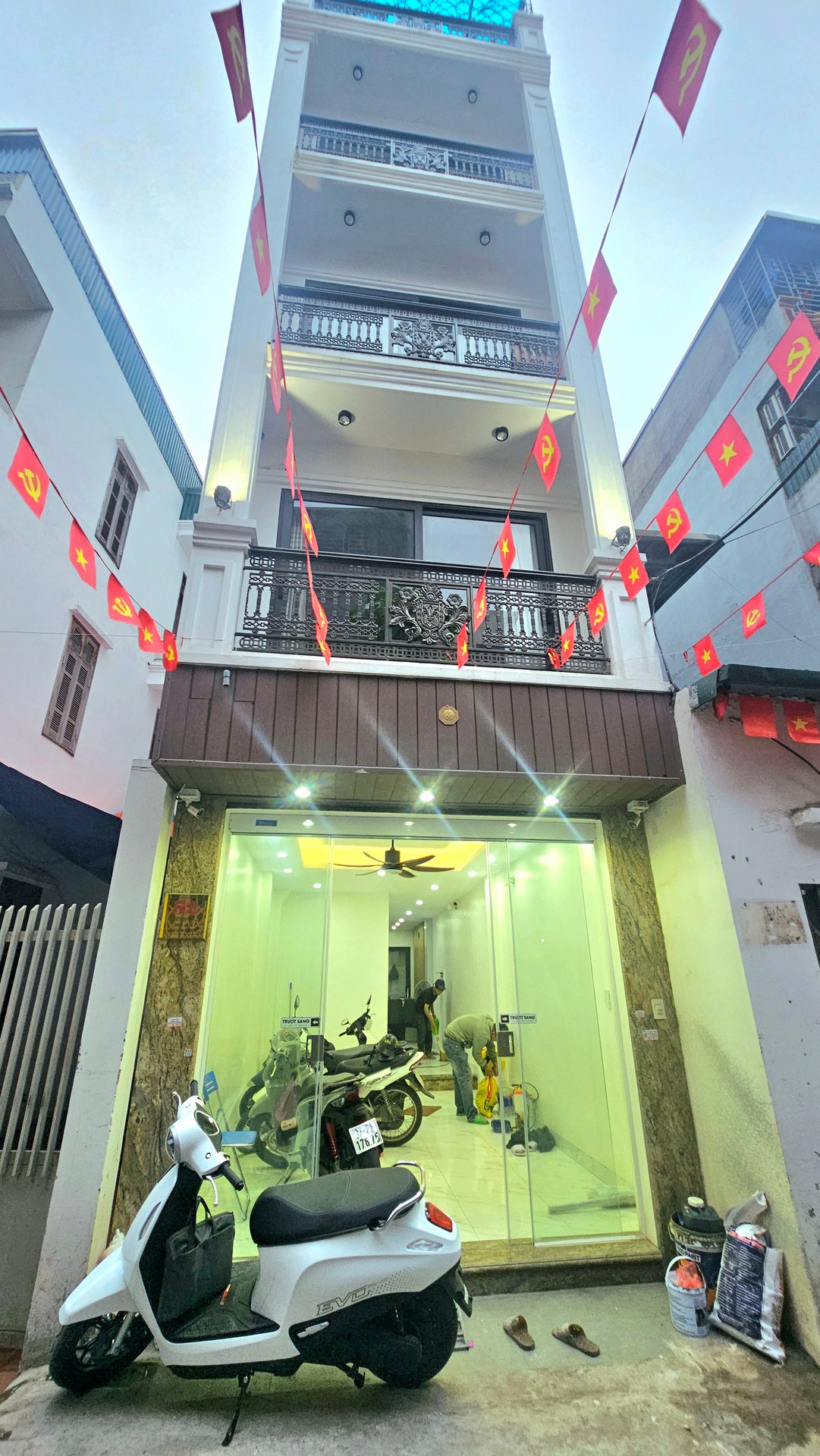 Bán nhà Nguyễn Chính - diện tích 48m2 5 tầng - Lô góc, ô tô vào nhà - giá 16,9 tỷ