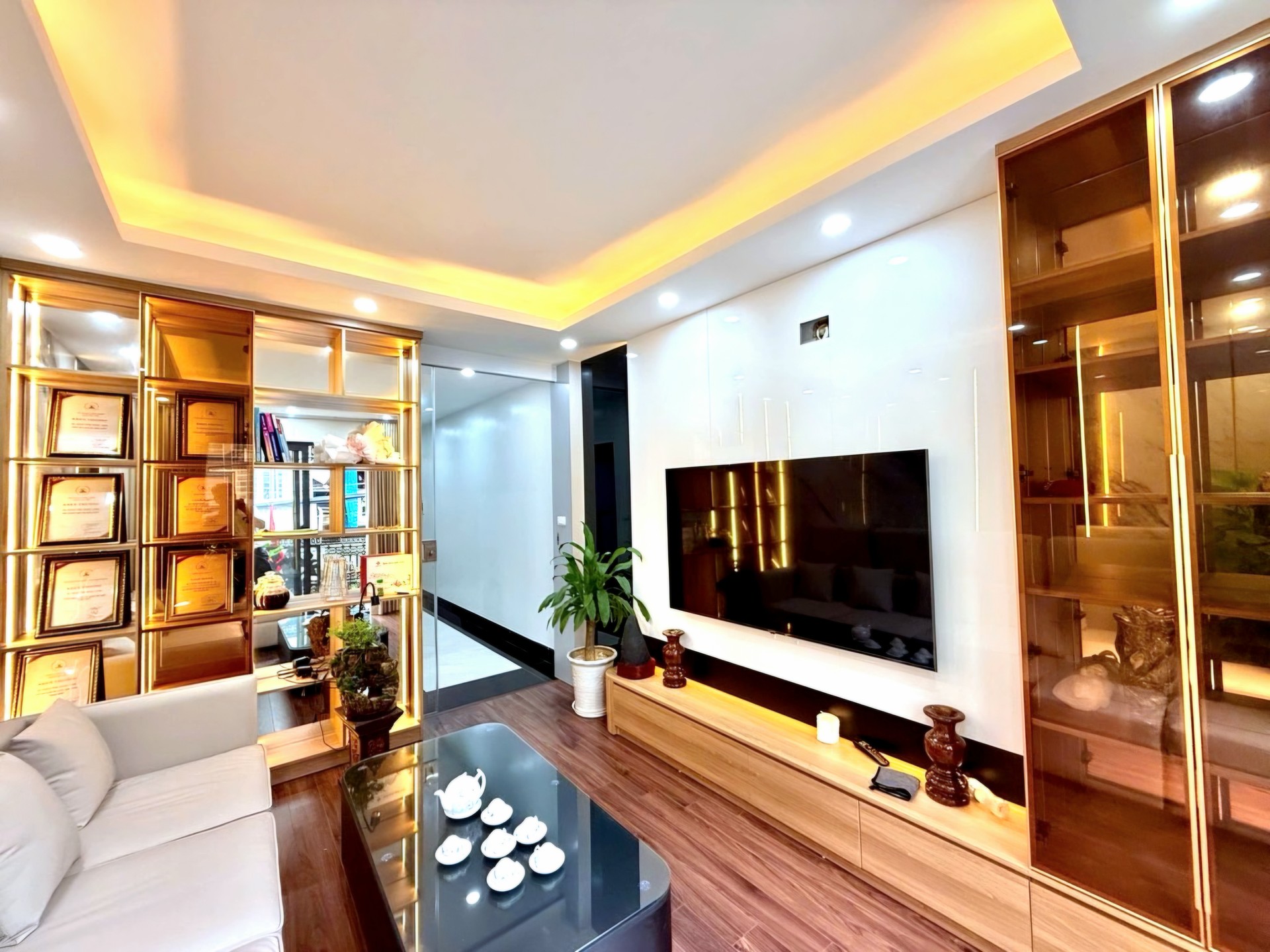 Bán nhà Nguyễn Chính - diện tích 48m2 5 tầng - Lô góc, ô tô vào nhà - giá 16,9 tỷ