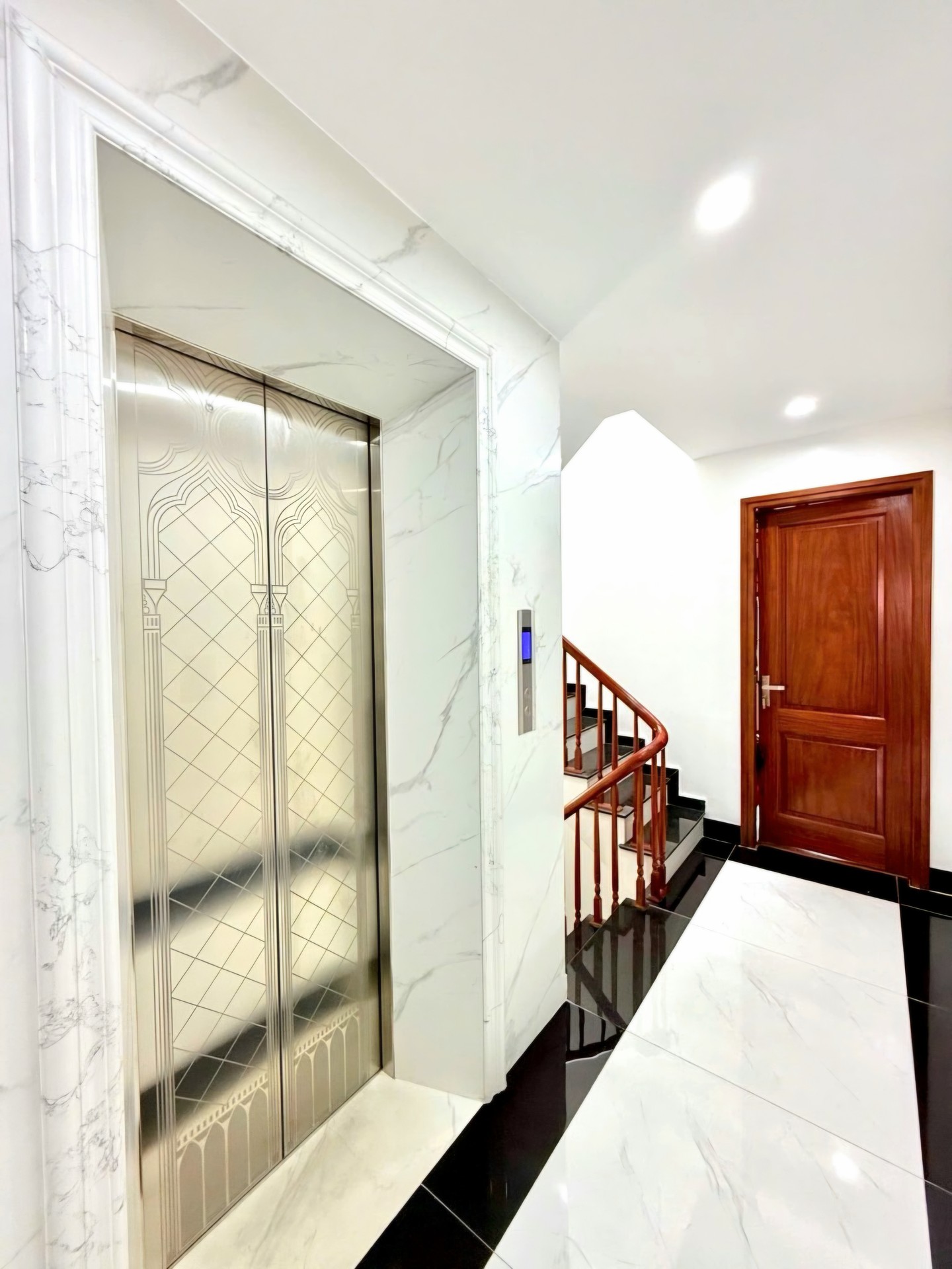 Bán nhà Nguyễn Chính - diện tích 48m2 5 tầng - Lô góc, ô tô vào nhà - giá 16,9 tỷ