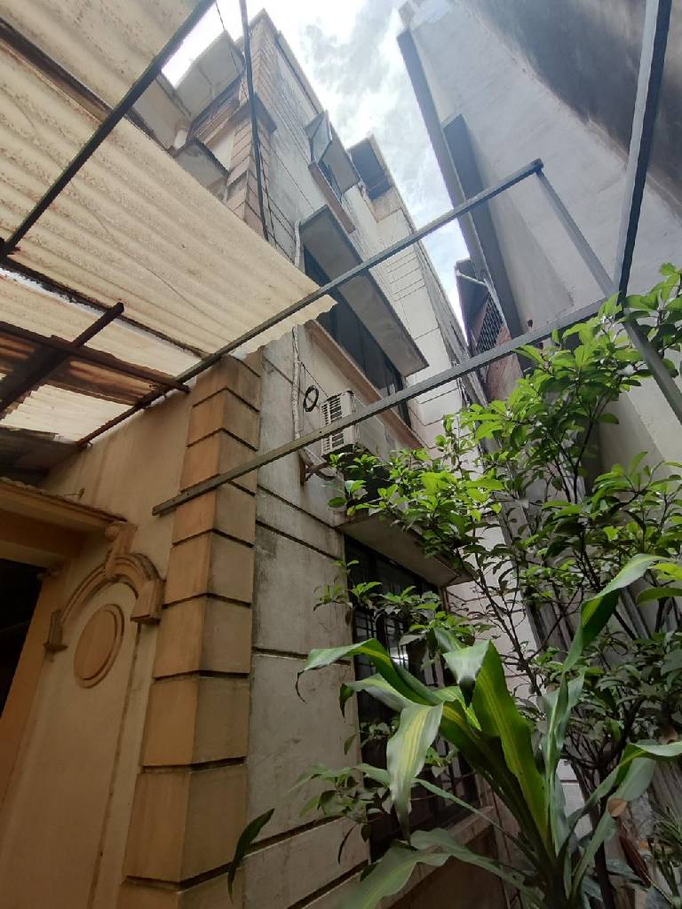 Bán nhà Hoàng Mai - diện tích 102m2 4 tầng - Ô tô cất trong nhà mặt tiền quyền lực - giá 23,5 tỷ