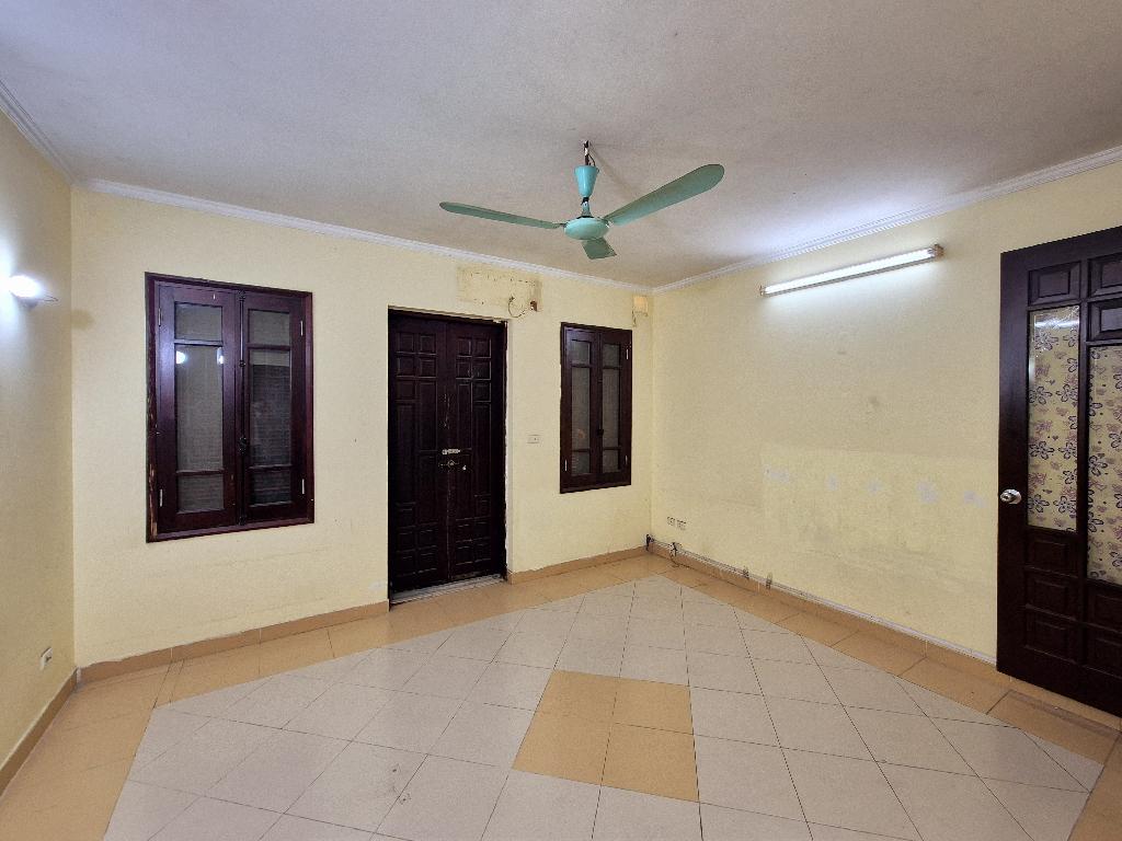 Bán nhà Trần Quý Cáp - diện tích 76m2 4 tầng - Ô tô tránh - giá 31 tỷ