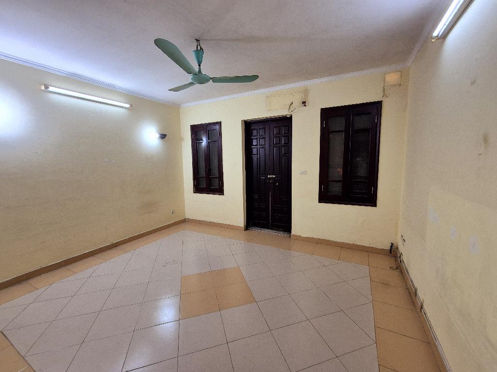 Bán nhà Trần Quý Cáp - diện tích 76m2 4 tầng - Ô tô tránh - giá 31 tỷ