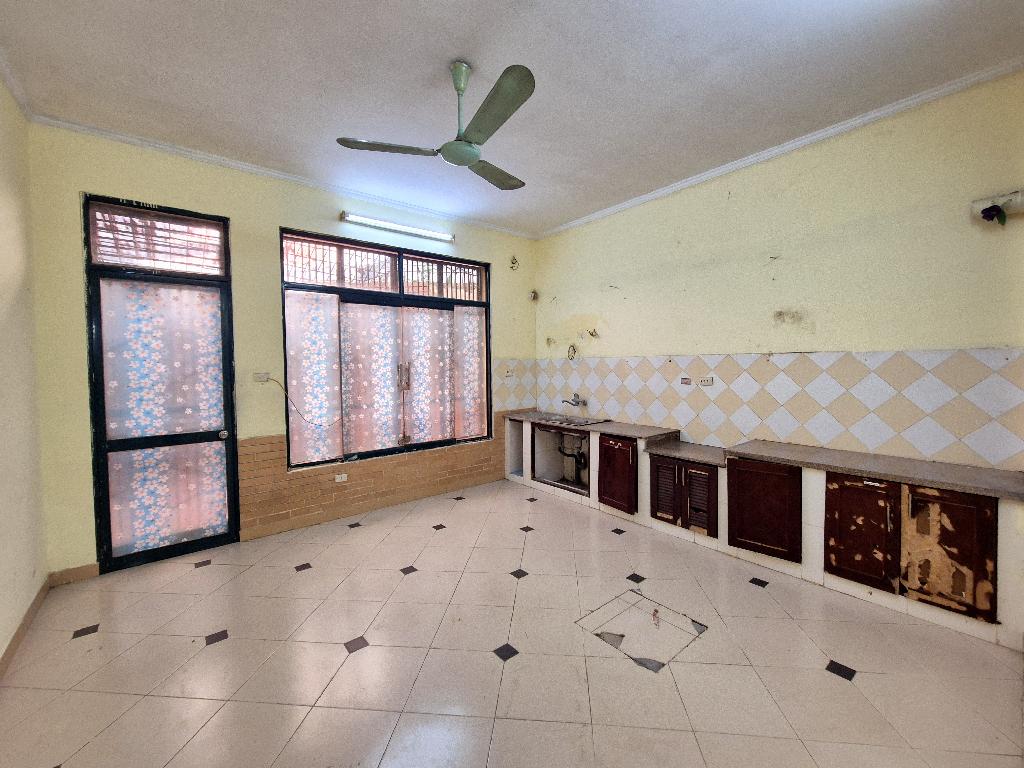 Bán nhà Trần Quý Cáp - diện tích 76m2 4 tầng - Ô tô tránh - giá 31 tỷ