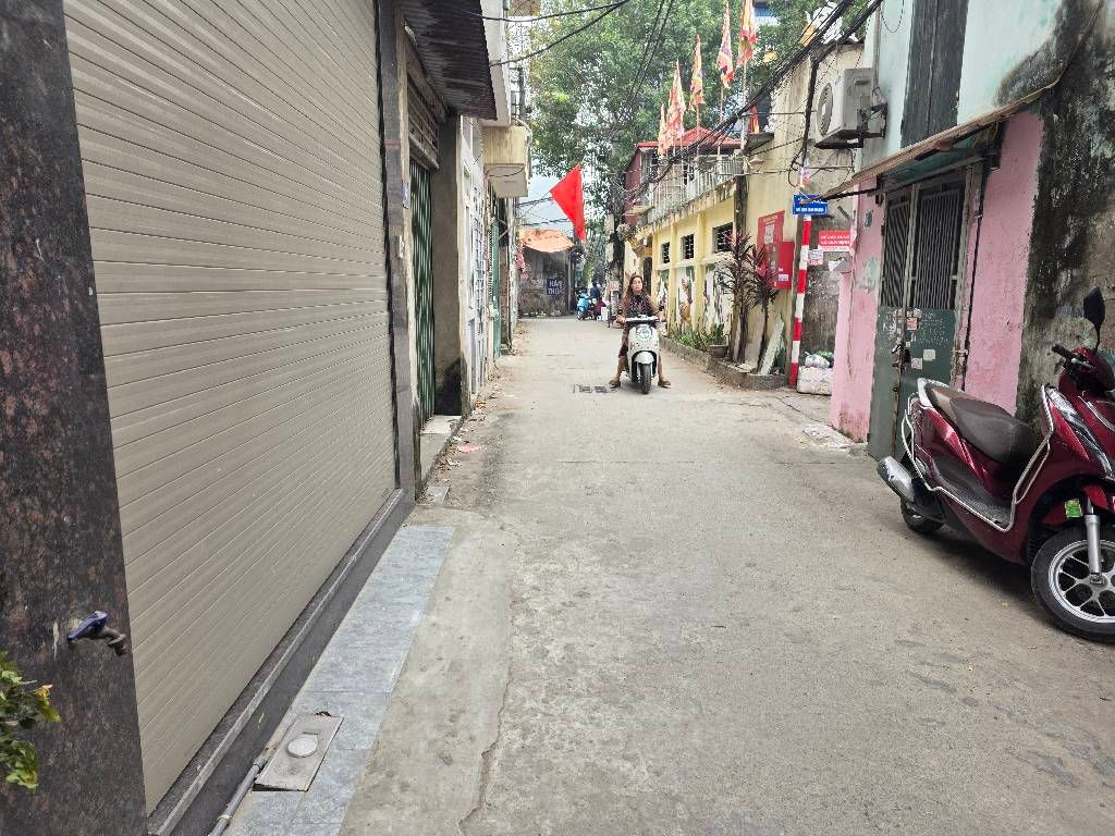 Bán nhà Định Công Thượng - diện tích 39m2 2 tầng - Nhà đẹp, tặng full nội thất - giá 4,3 tỷ
