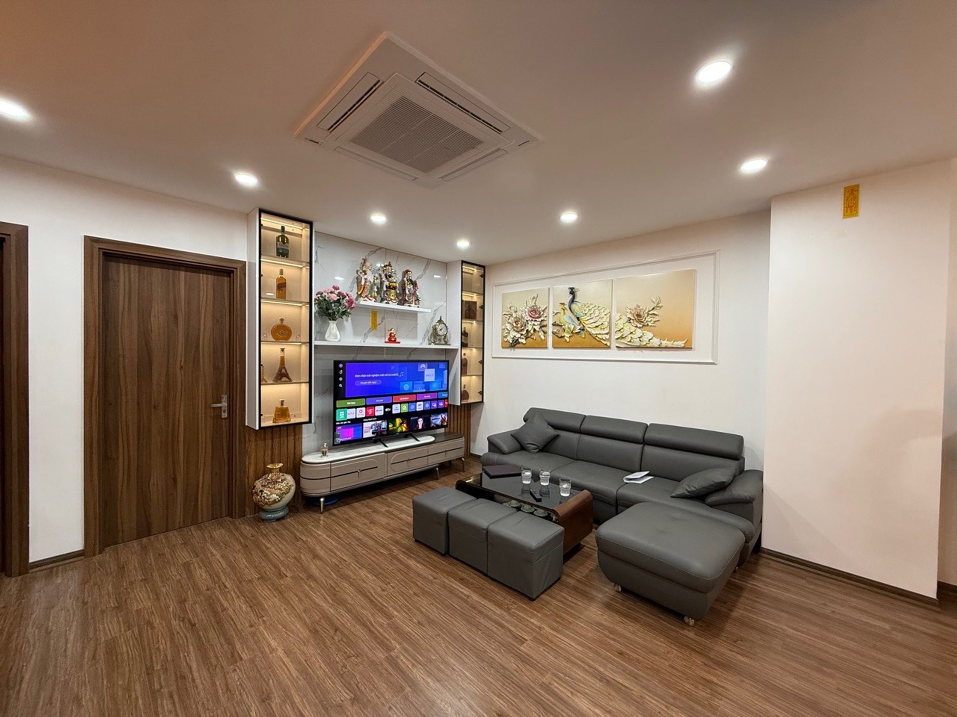 Bán nhà Tân Mai - diện tích 92m2 1 tầng - Full nội thất cao cấp - giá 10,3 tỷ