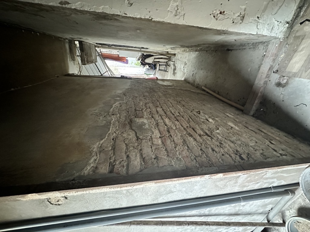 Bán nhà Gốc Đề - diện tích 74m2 2 tầng - ô tô tránh trước cửa - giá 15,8 tỷ