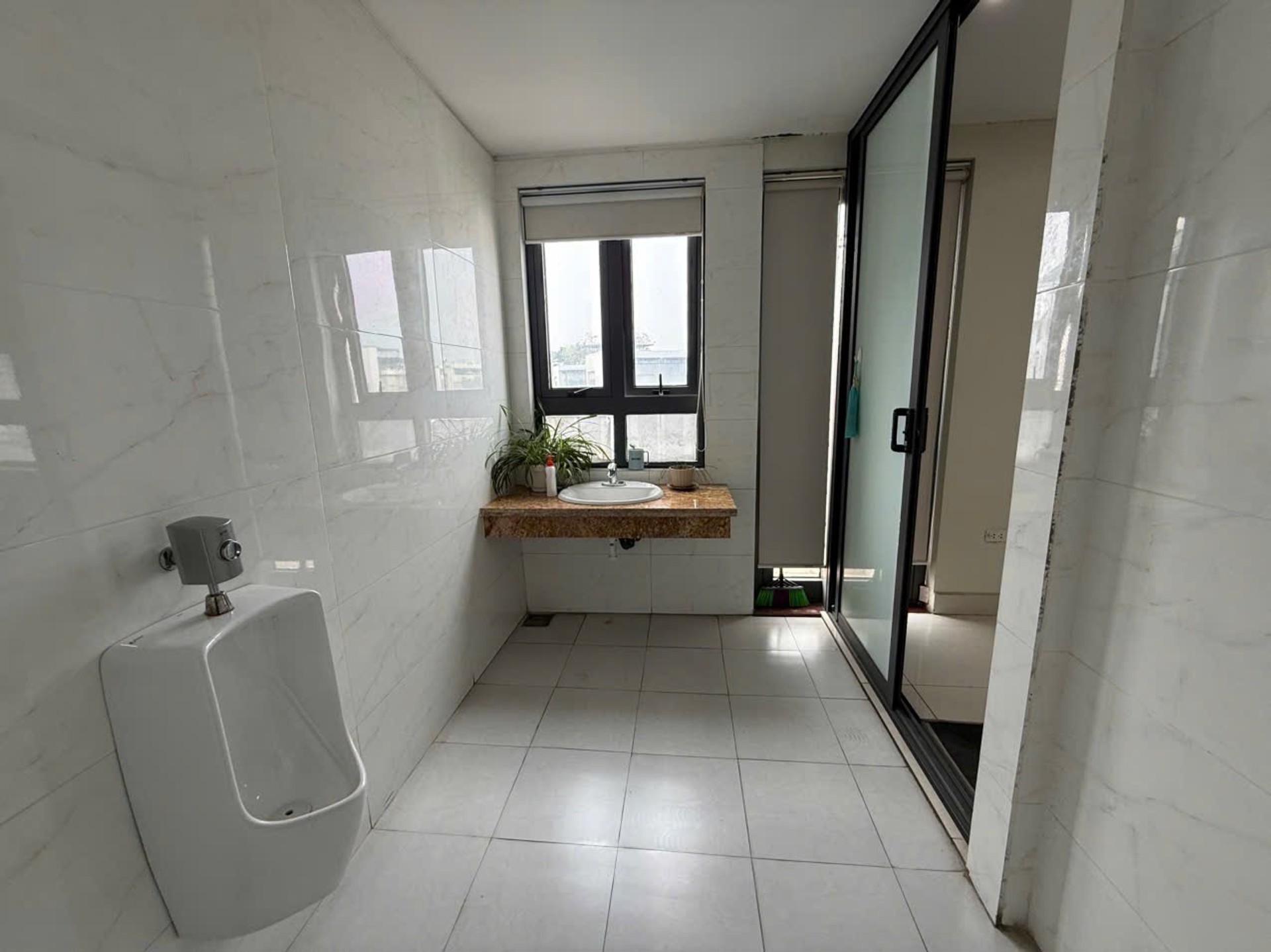 Bán nhà Nguyễn Xiển - diện tích 225m2 5 tầng - Mặt phố lớn, vỉa hè rộng - giá 99 tỷ