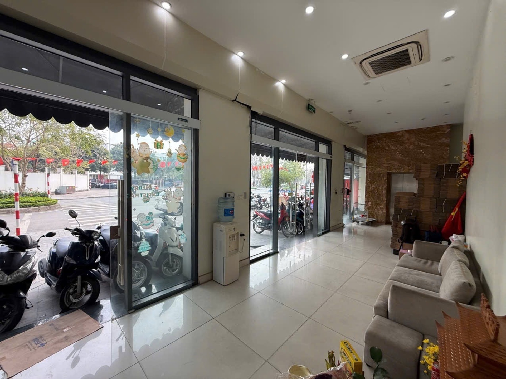Bán nhà Nguyễn Xiển - diện tích 225m2 5 tầng - Mặt phố lớn, vỉa hè rộng - giá 99 tỷ