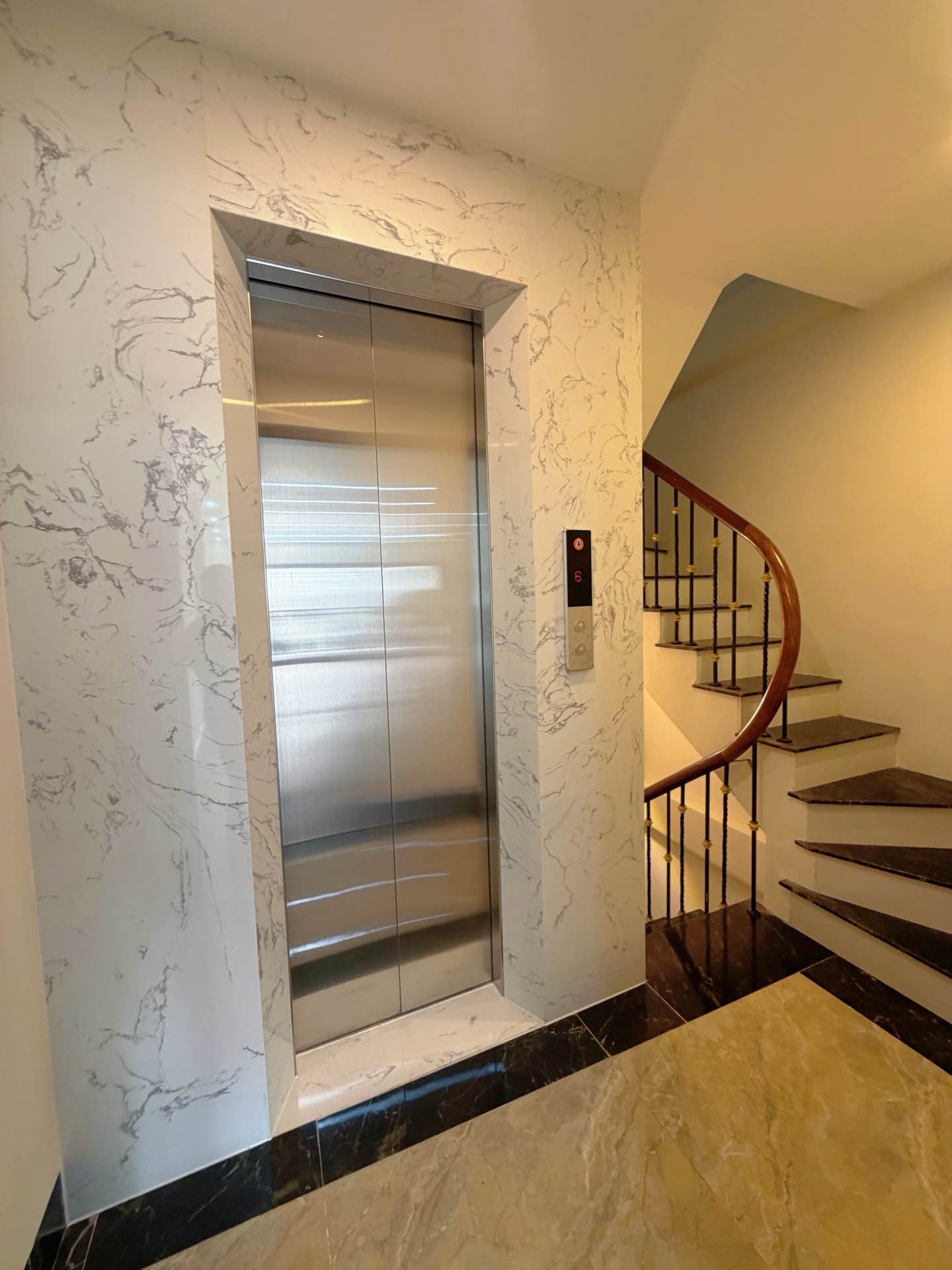 Bán nhà Dương Văn Bé - diện tích 42m2 6 tầng - Gara ô tô, thang máy - giá 16,8 tỷ