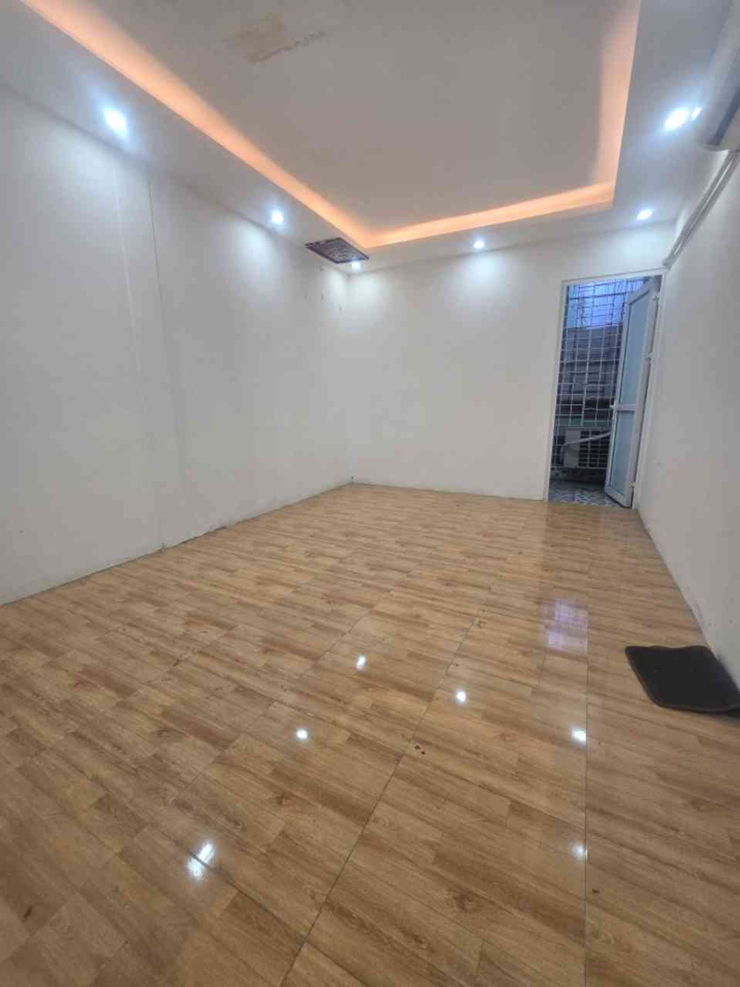 Bán nhà Tân Mai - diện tích 30m2 4 tầng - Cách ô tô tránh 20m - giá 6,3 tỷ