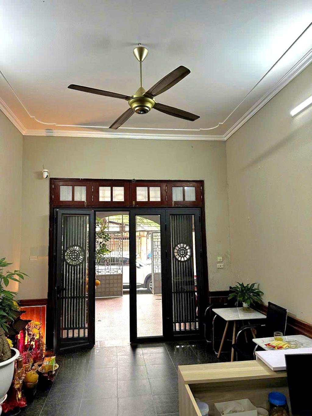 Bán nhà Trần Kim Xuyến - diện tích 81m2 4 tầng - Mặt ngõ thông ô tô tránh - giá 42,5 tỷ