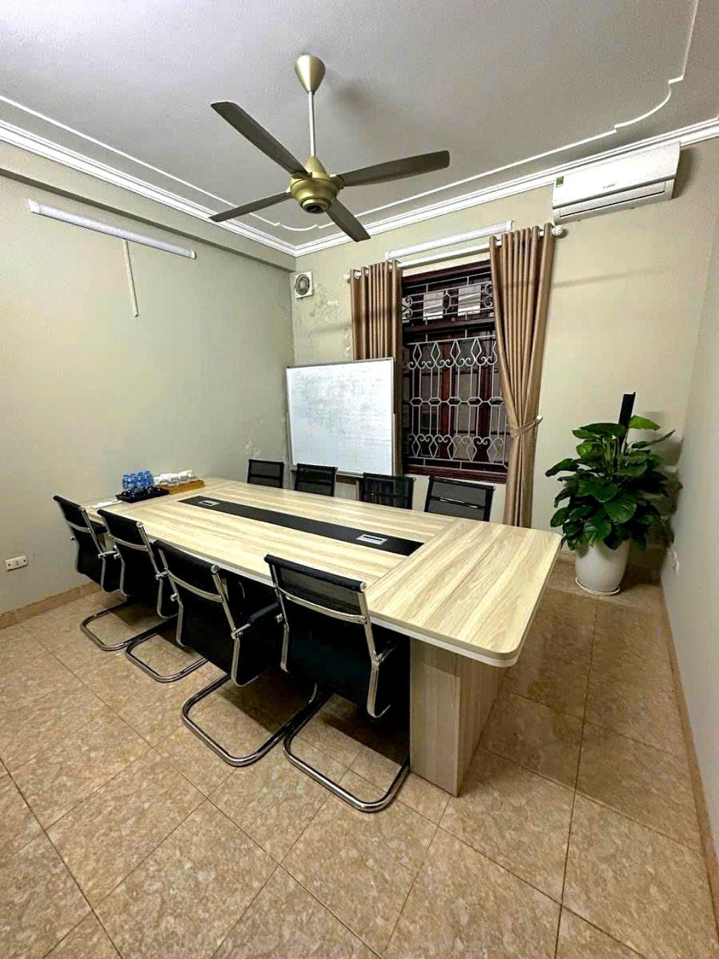 Bán nhà Trần Kim Xuyến - diện tích 81m2 4 tầng - Mặt ngõ thông ô tô tránh - giá 42,5 tỷ