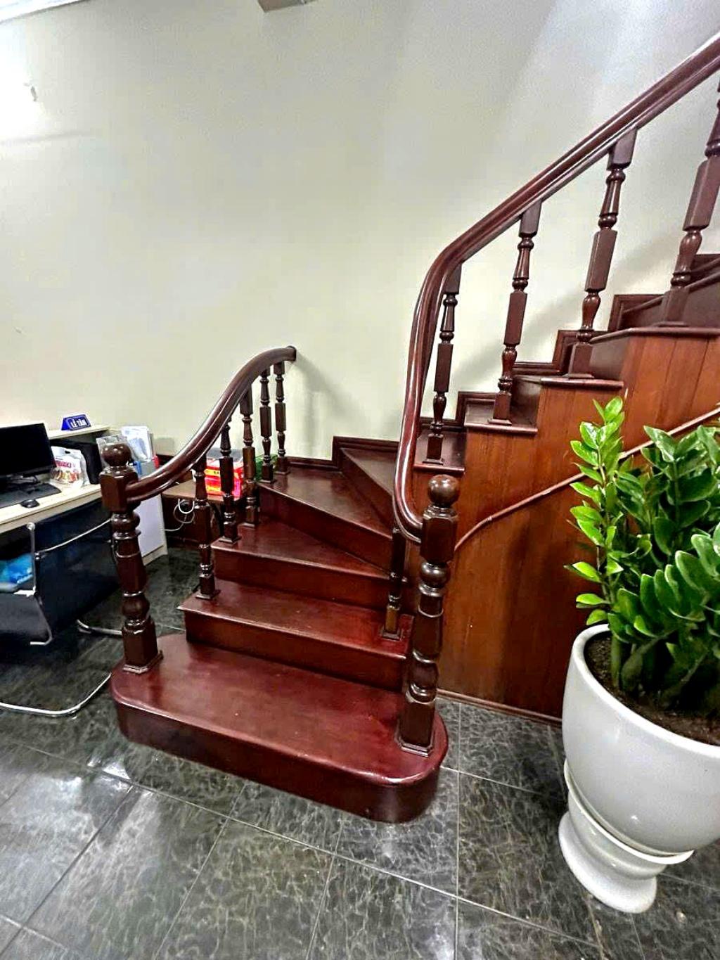 Bán nhà Trần Kim Xuyến - diện tích 81m2 4 tầng - Mặt ngõ thông ô tô tránh - giá 42,5 tỷ