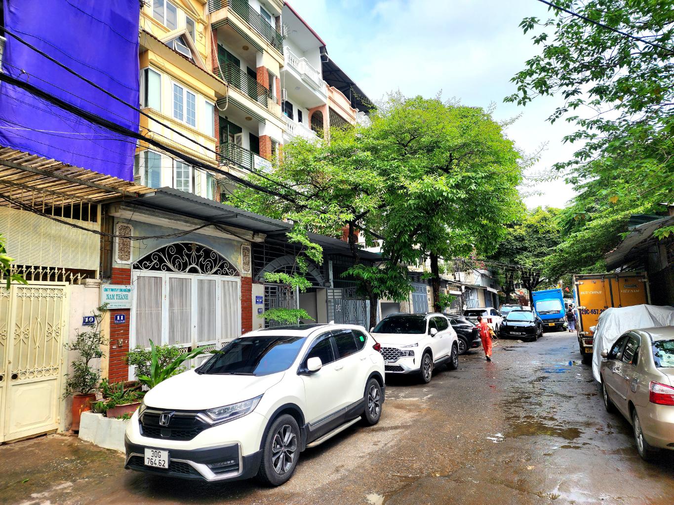 Bán nhà Trần Kim Xuyến - diện tích 81m2 4 tầng - Mặt ngõ thông ô tô tránh - giá 42,5 tỷ